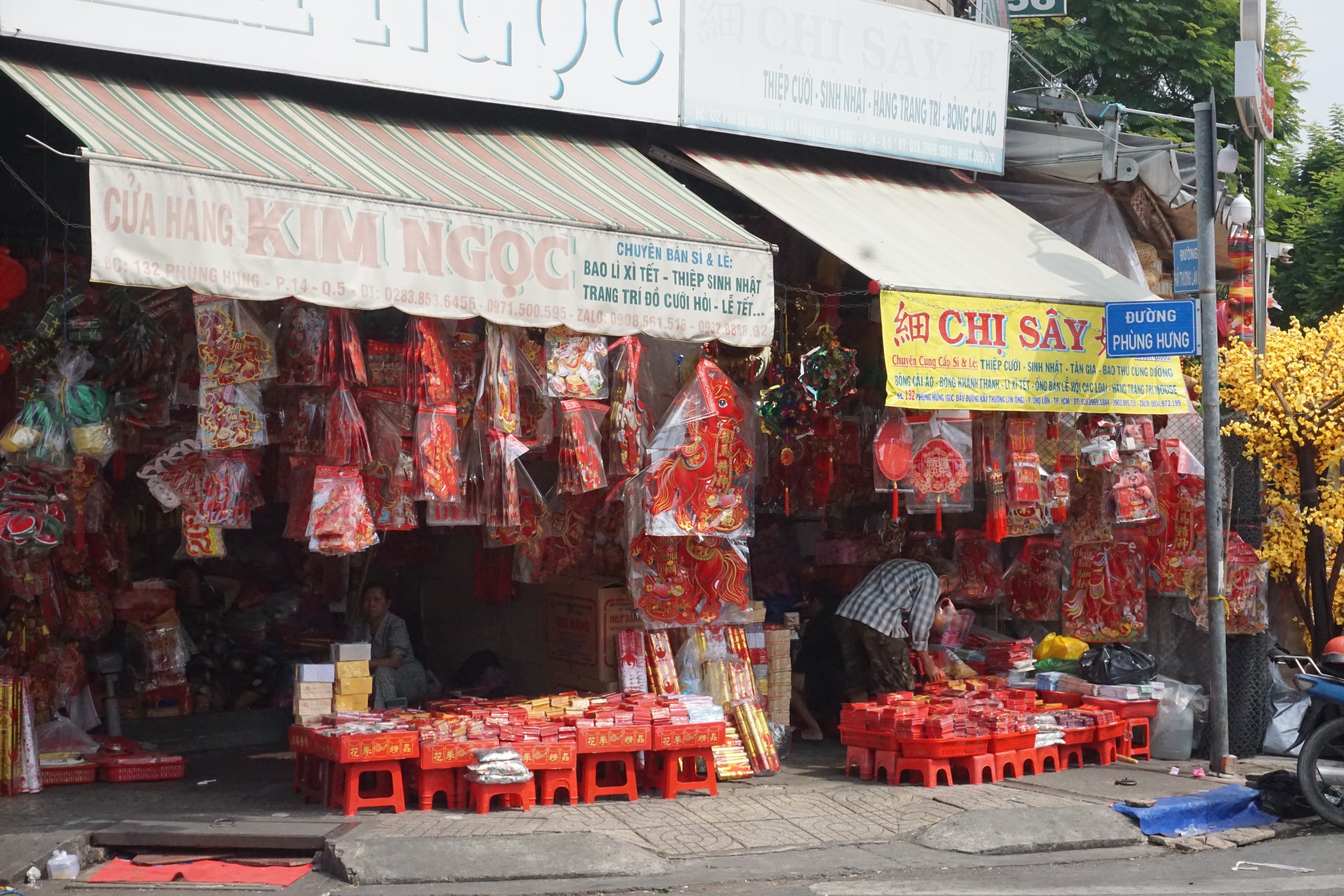 Rực rỡ sắc xu&acirc;n tr&ecirc;n con đường sống vội giữa l&ograve;ng Chợ Lớn - Ảnh 6.