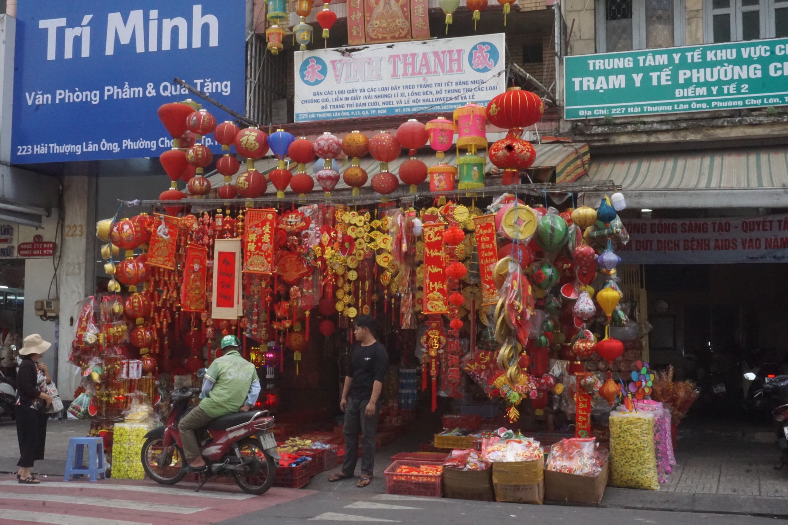 Rực rỡ sắc xu&acirc;n tr&ecirc;n con đường sống vội giữa l&ograve;ng Chợ Lớn - Ảnh 8.