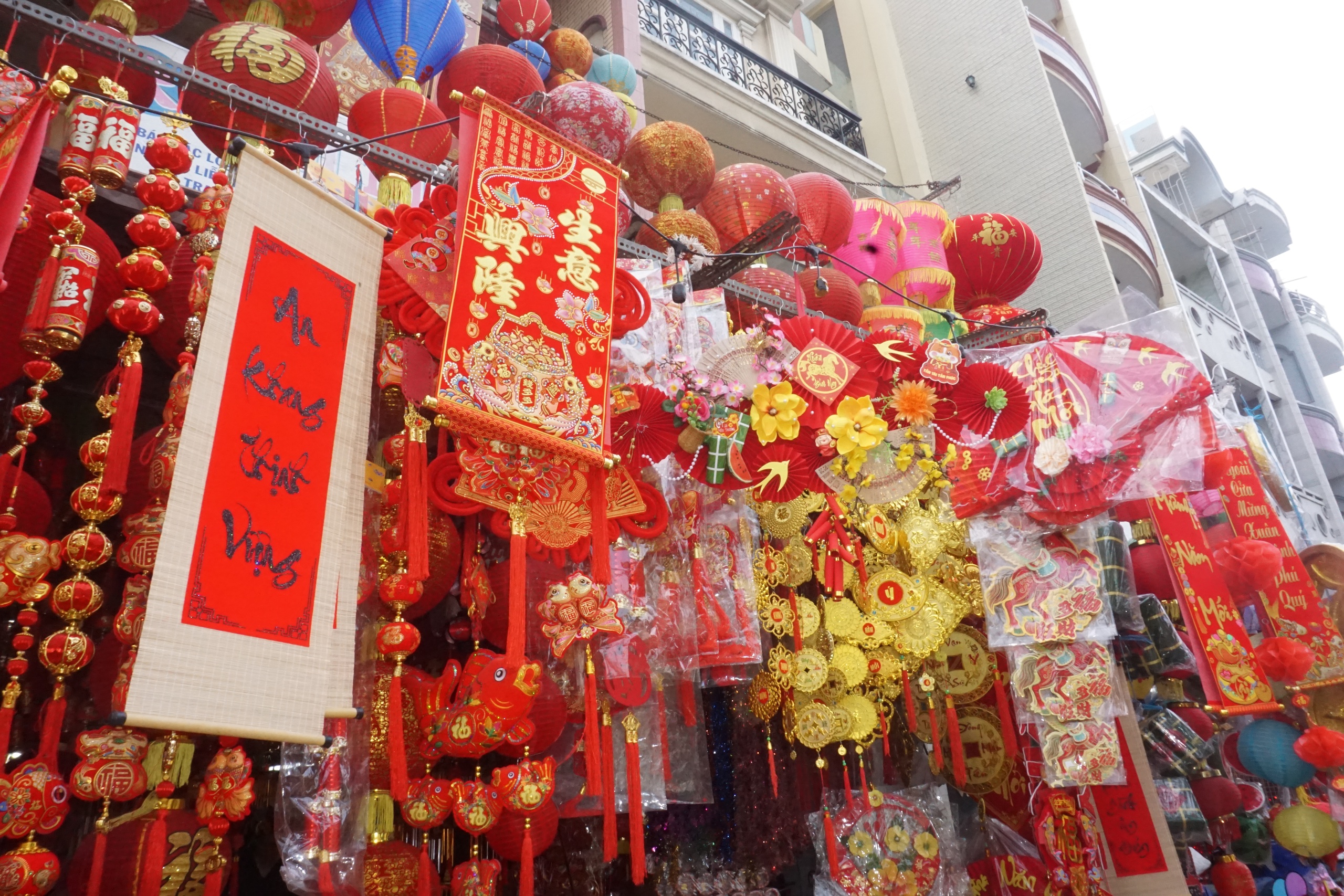 Rực rỡ sắc xu&acirc;n tr&ecirc;n con đường sống vội giữa l&ograve;ng Chợ Lớn - Ảnh 4.