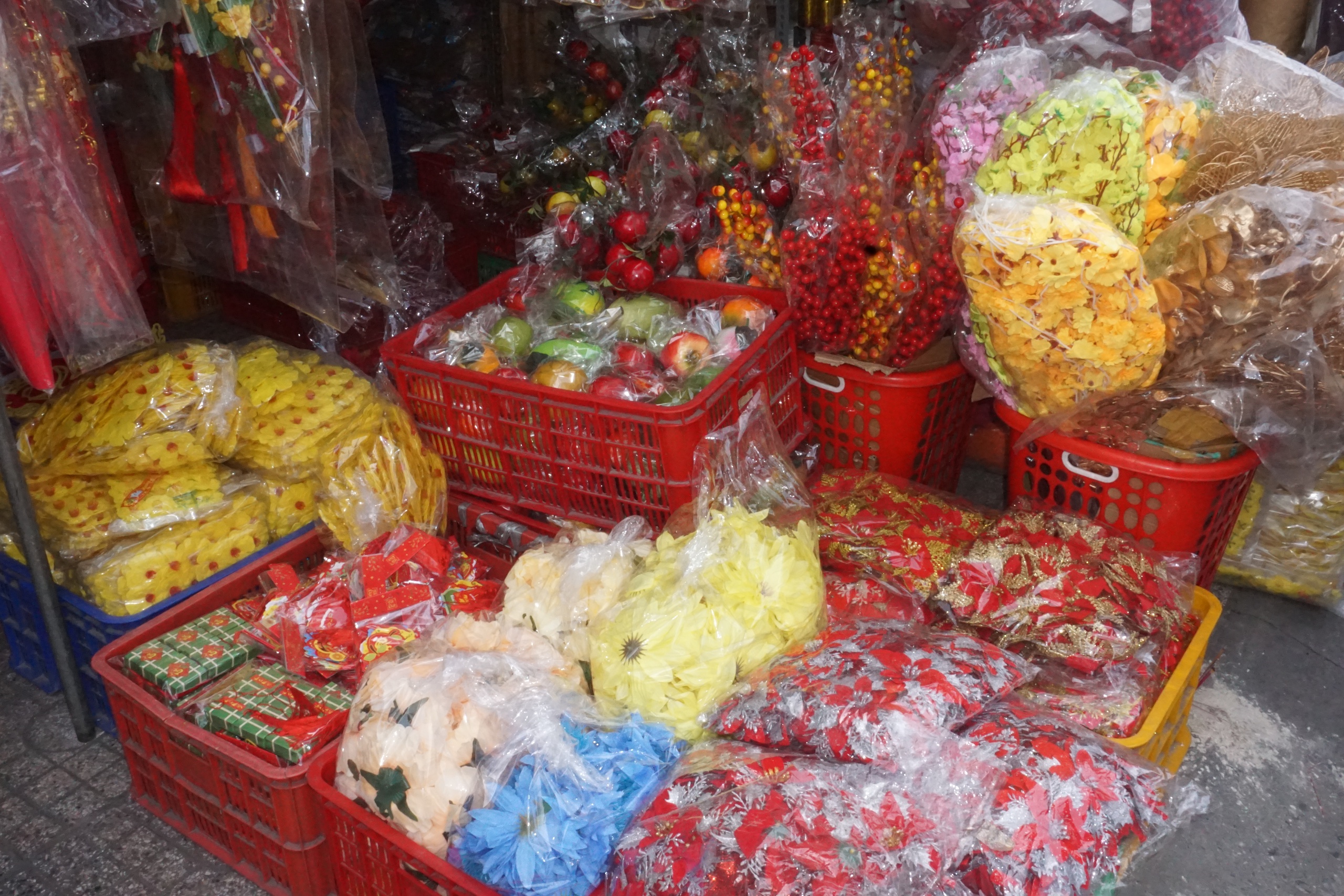 Rực rỡ sắc xu&acirc;n tr&ecirc;n con đường sống vội giữa l&ograve;ng Chợ Lớn - Ảnh 5.