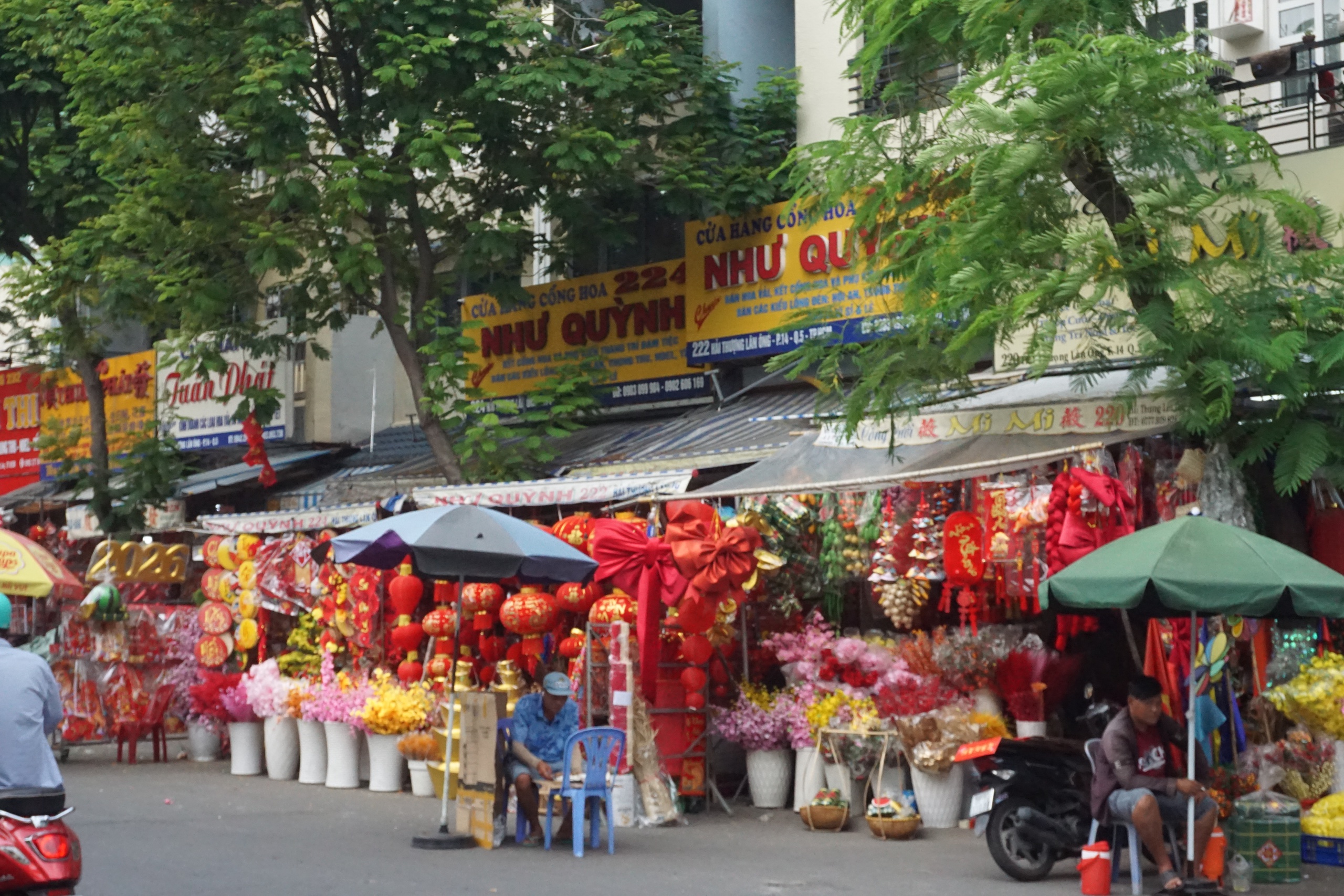 Rực rỡ sắc xu&acirc;n tr&ecirc;n con đường sống vội giữa l&ograve;ng Chợ Lớn - Ảnh 7.
