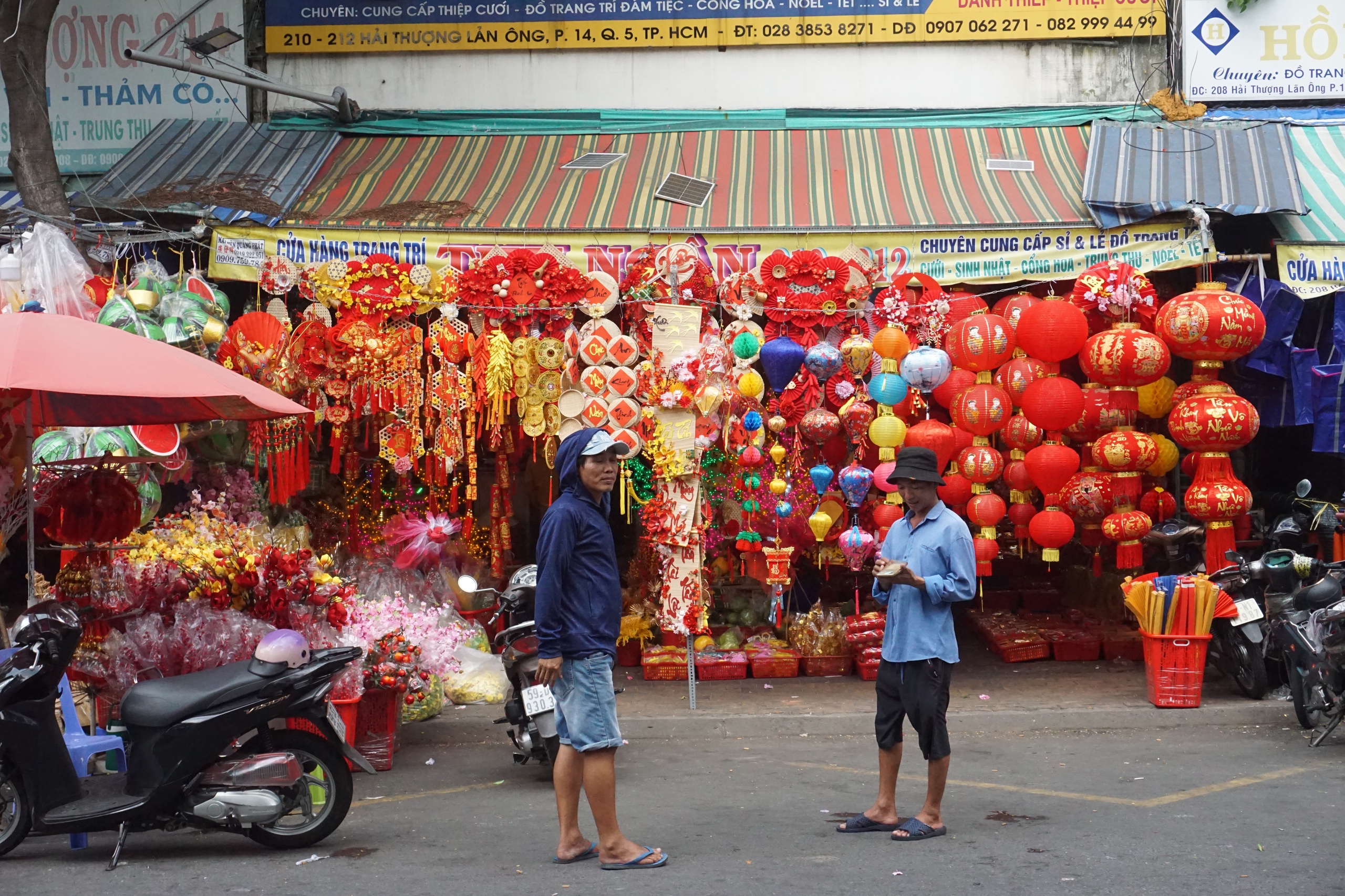 Rực rỡ sắc xu&acirc;n tr&ecirc;n con đường sống vội giữa l&ograve;ng Chợ Lớn - Ảnh 9.