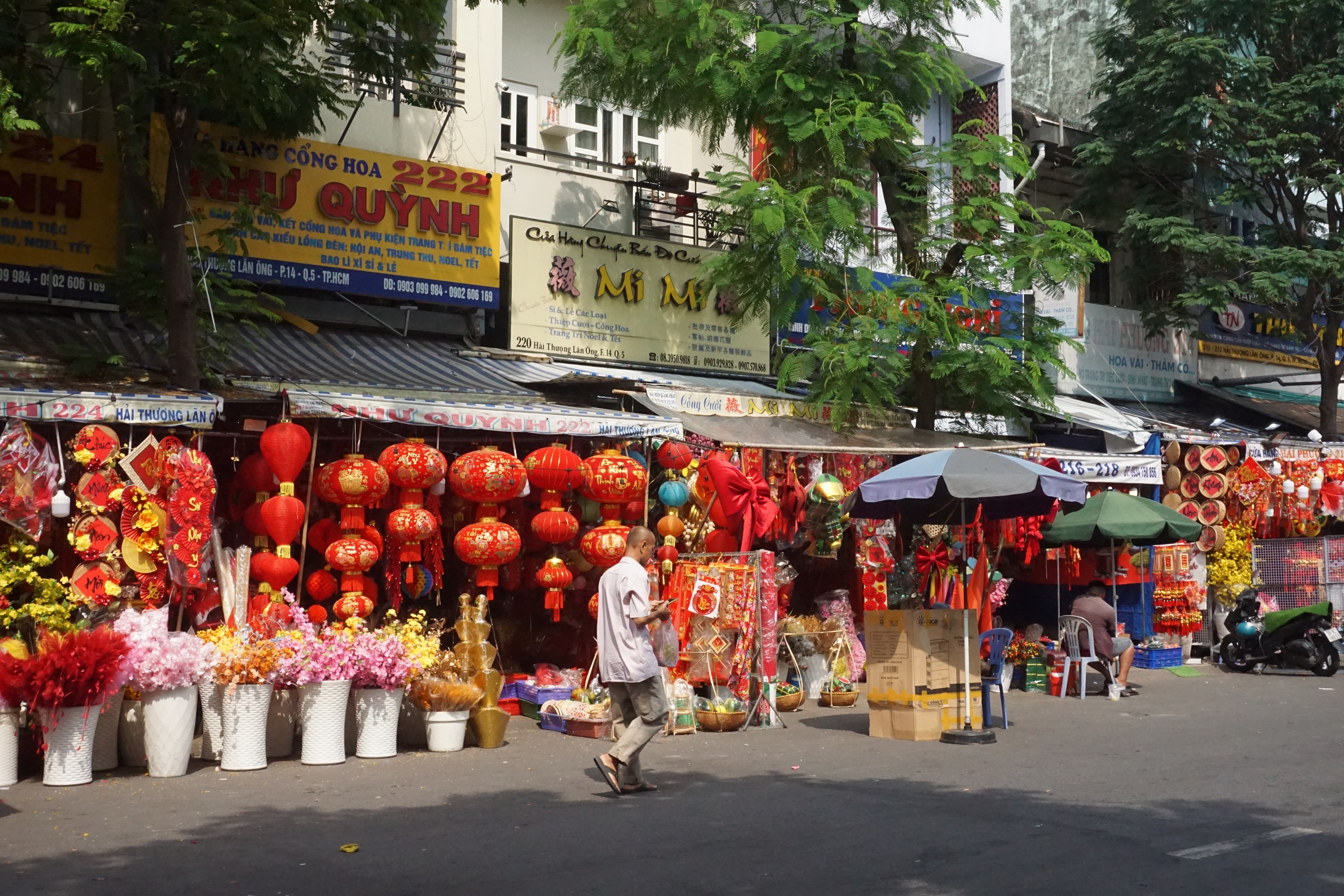 Rực rỡ sắc xu&acirc;n tr&ecirc;n con đường sống vội giữa l&ograve;ng Chợ Lớn - Ảnh 3.