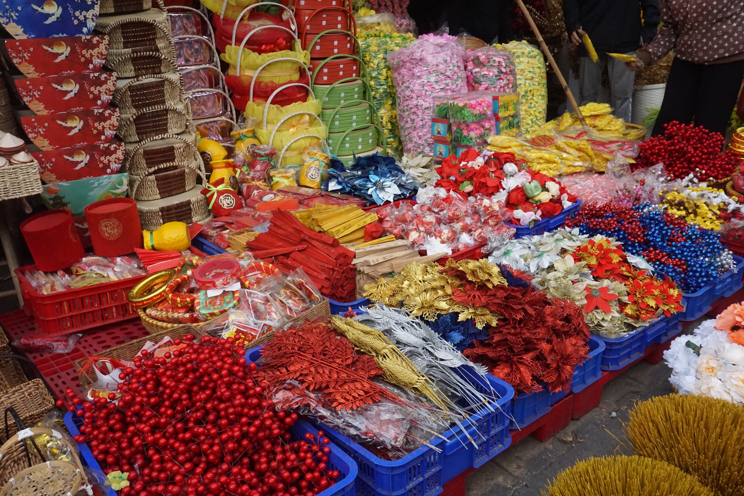 Rực rỡ sắc xu&acirc;n tr&ecirc;n con đường sống vội giữa l&ograve;ng Chợ Lớn - Ảnh 1.