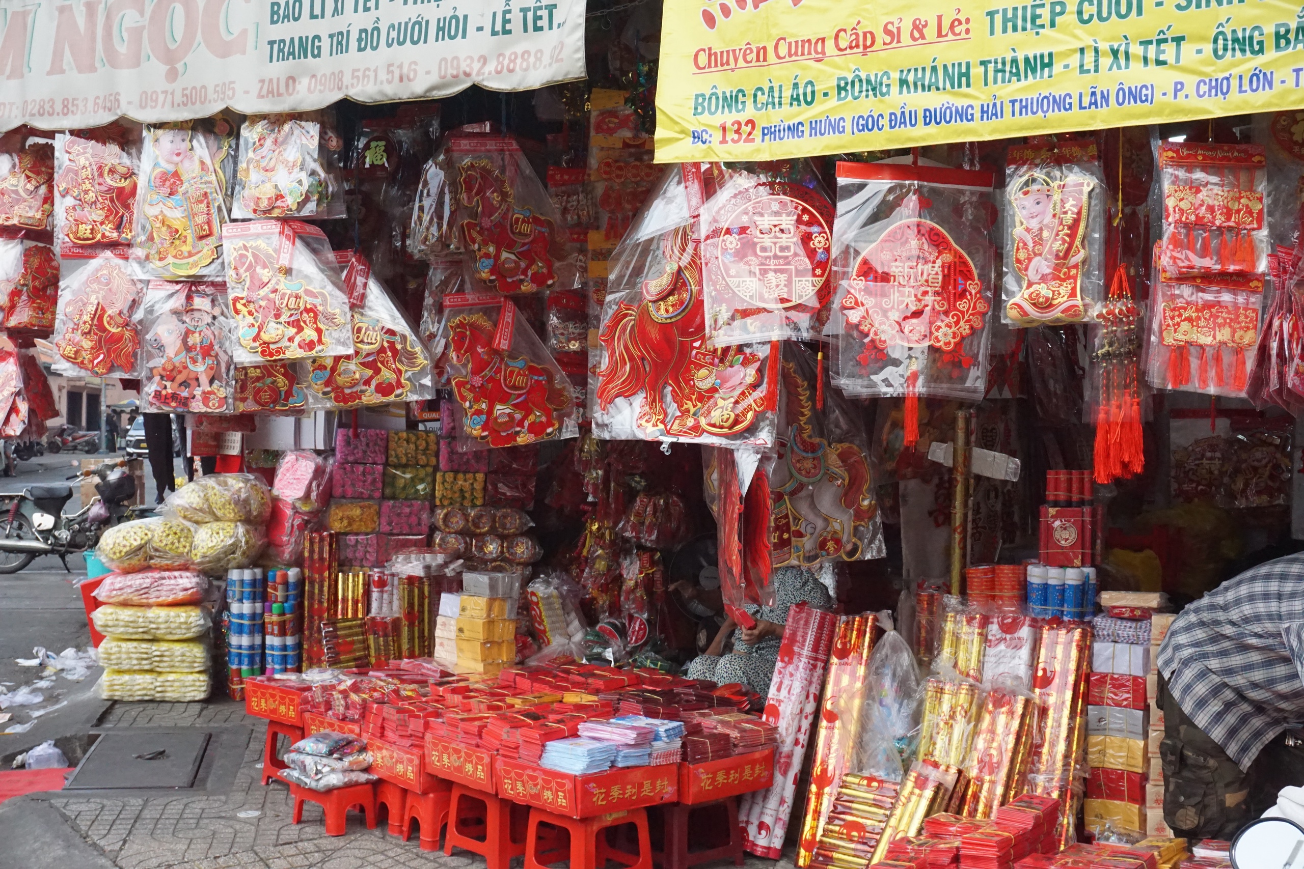 Rực rỡ sắc xu&acirc;n tr&ecirc;n con đường sống vội giữa l&ograve;ng Chợ Lớn - Ảnh 2.