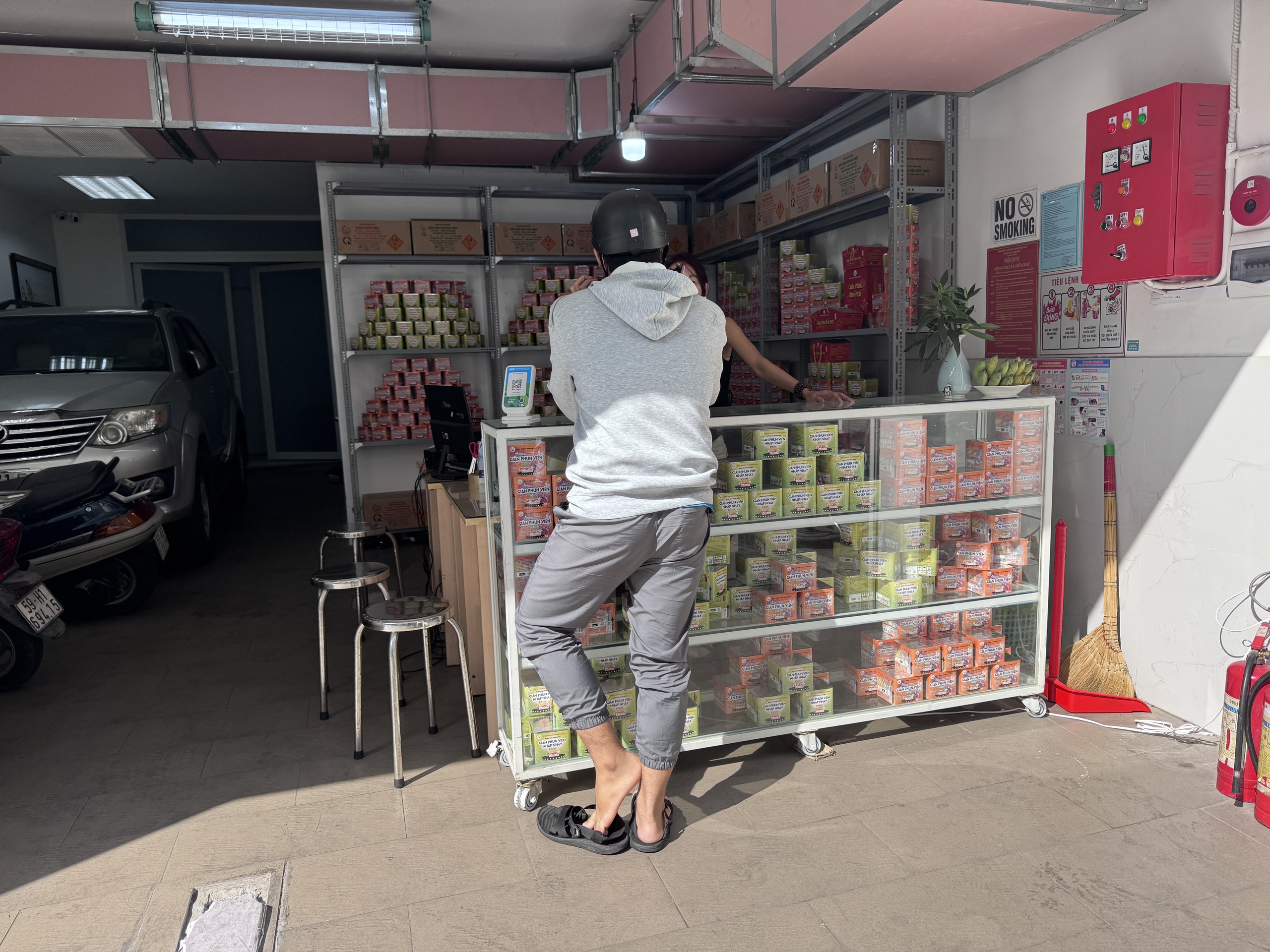 Thị trường pháo hoa Tết bắt đầu nóng, giá tăng 50.000 - 100.000 đồng/hộp - Ảnh 2.