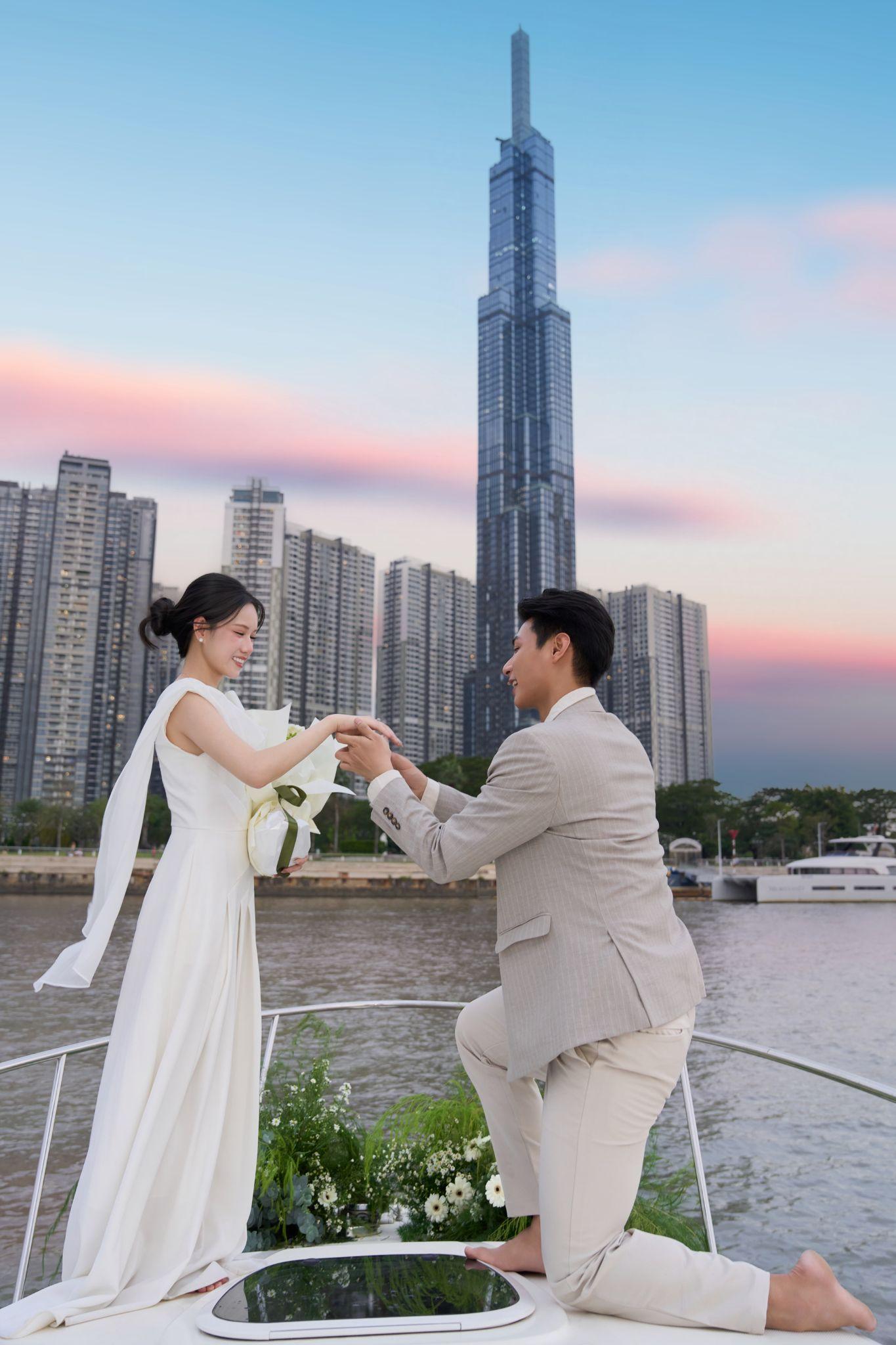 Cầu hôn trên du thuyền sông Sài Gòn: Xu hướng mới của giới trẻ Sài Thành - Ảnh 1.