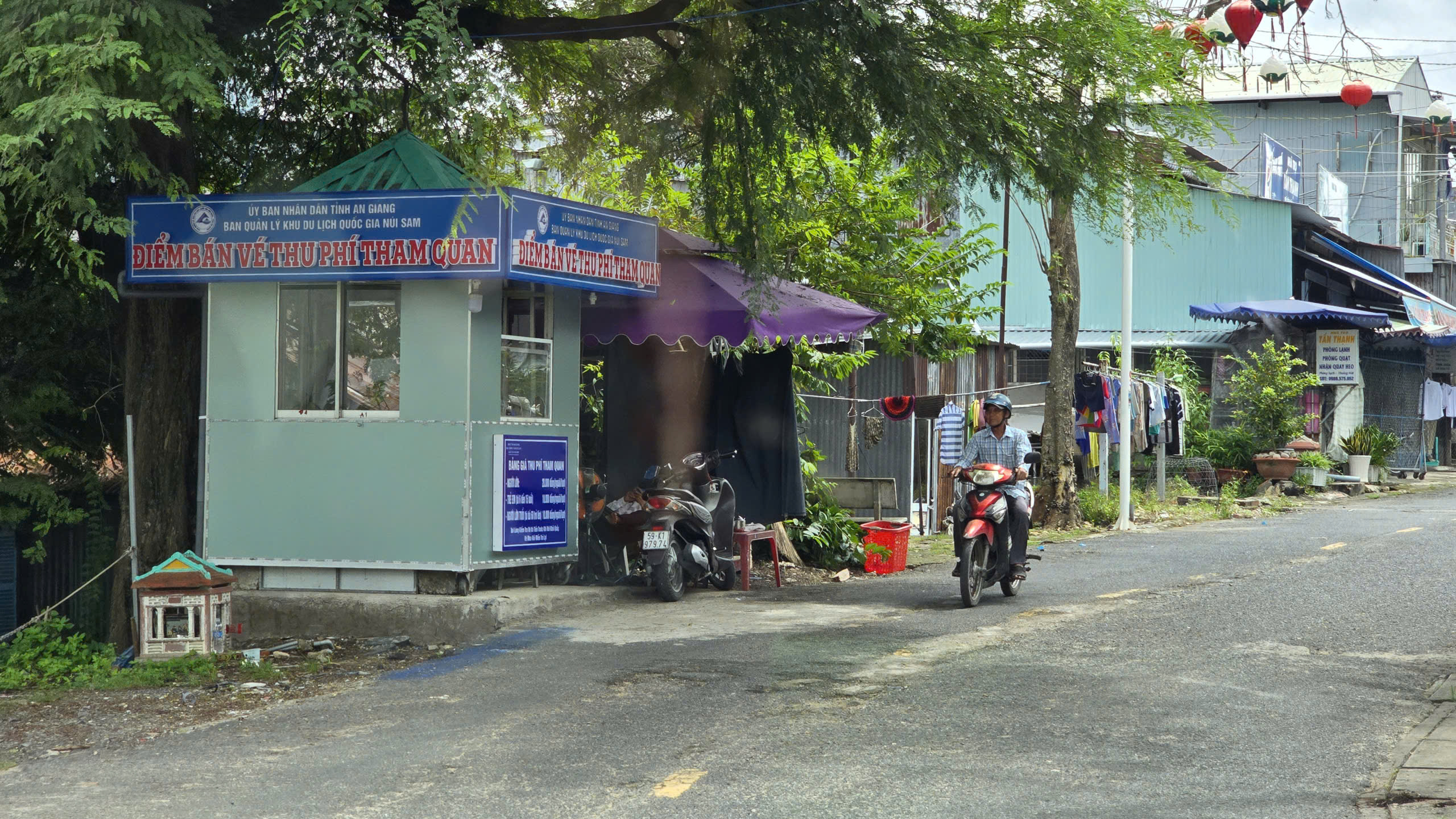 Đề xuất dừng thu phí Núi Sam vì "dư luận không thuận" - Ảnh 1. Đề xuất dừng thu phí Núi Sam vì "dư luận không thuận" - Ảnh 1.