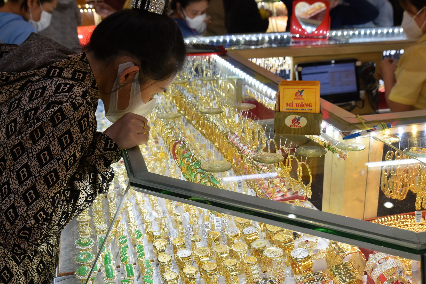 Giá vàng hôm nay 31-12: Lao lên rồi bất ngờ giảm sâu - Ảnh 1.