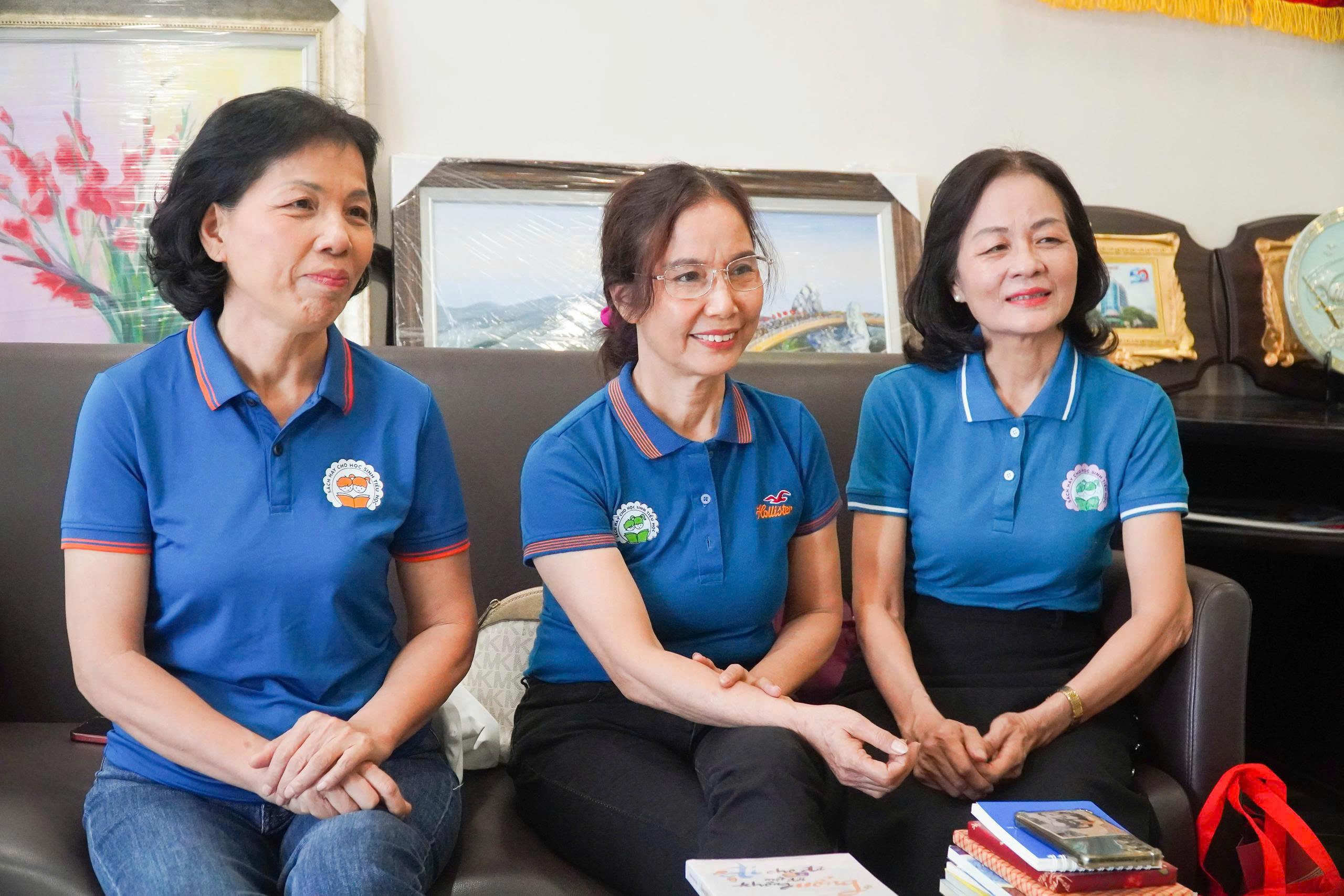 Báo Người Lao Động trao 100 áo ấm và sách cho dự án “Sách hay cho học sinh tiểu học” - Ảnh 3.