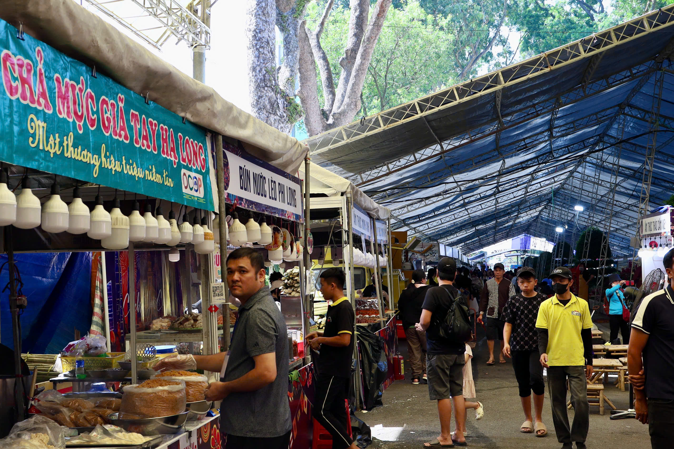 Đón năm mới 2026 giữa không gian đa văn hóa ở Thảo Cầm Viên - Ảnh 3.