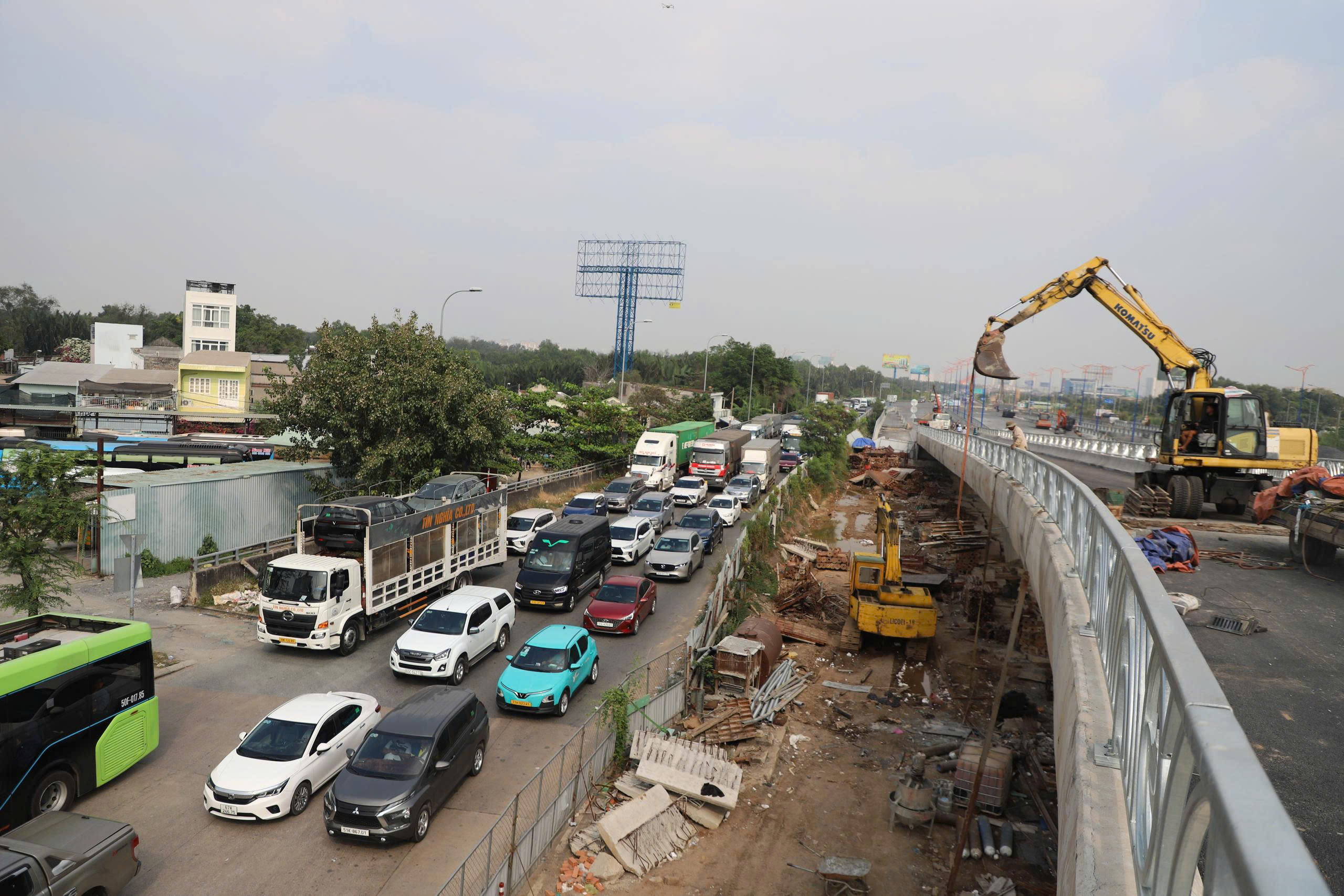 Giao th&ocirc;ng TPHCM &ugrave;n tắc nghi&ecirc;m trọng chiều tối 31 - 12 , người d&acirc;n chờ đợi mệt mỏi - Ảnh 4.