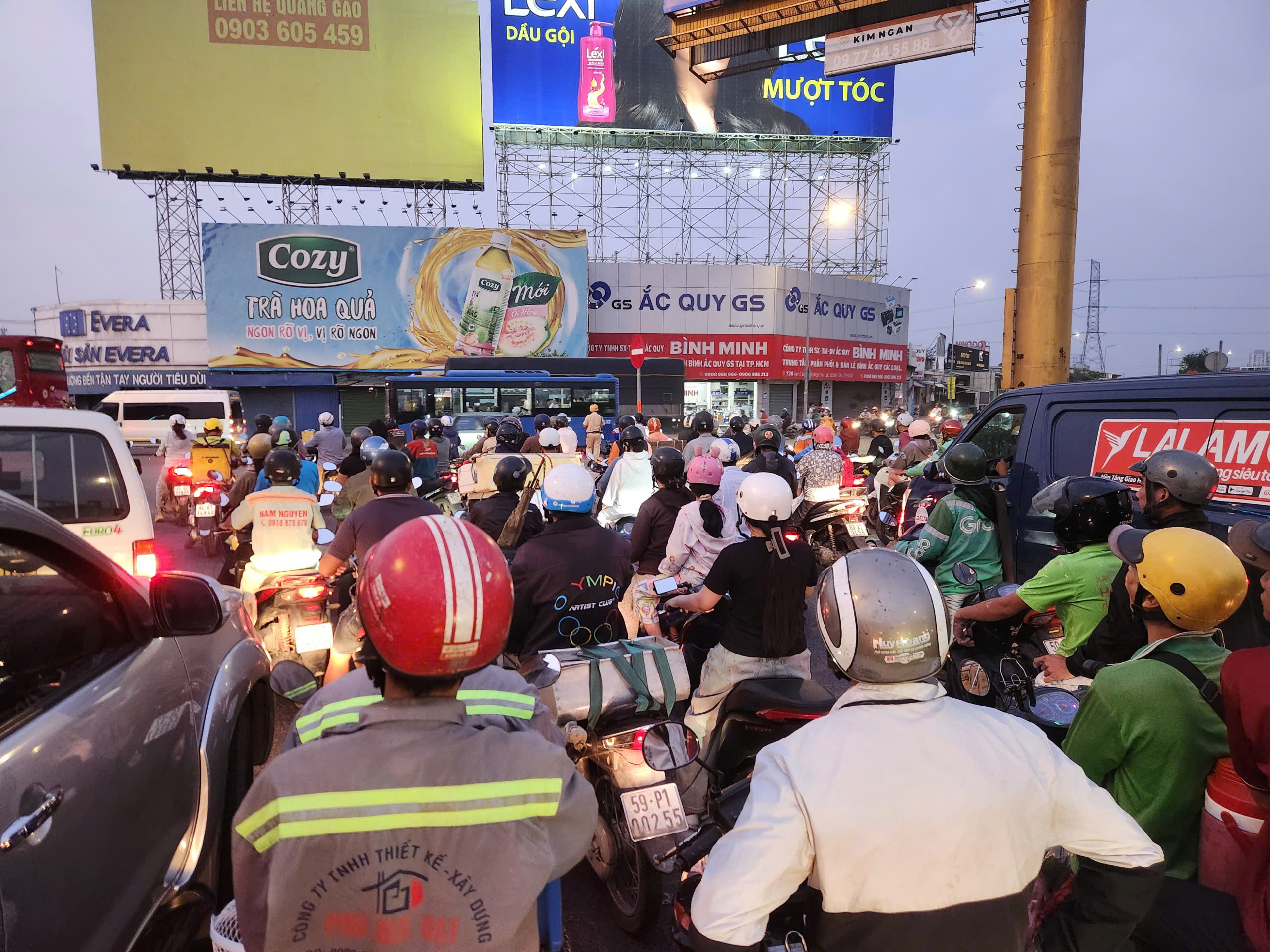 Giao th&ocirc;ng TPHCM &ugrave;n tắc nghi&ecirc;m trọng chiều tối 31 - 12 , người d&acirc;n chờ đợi mệt mỏi - Ảnh 11.