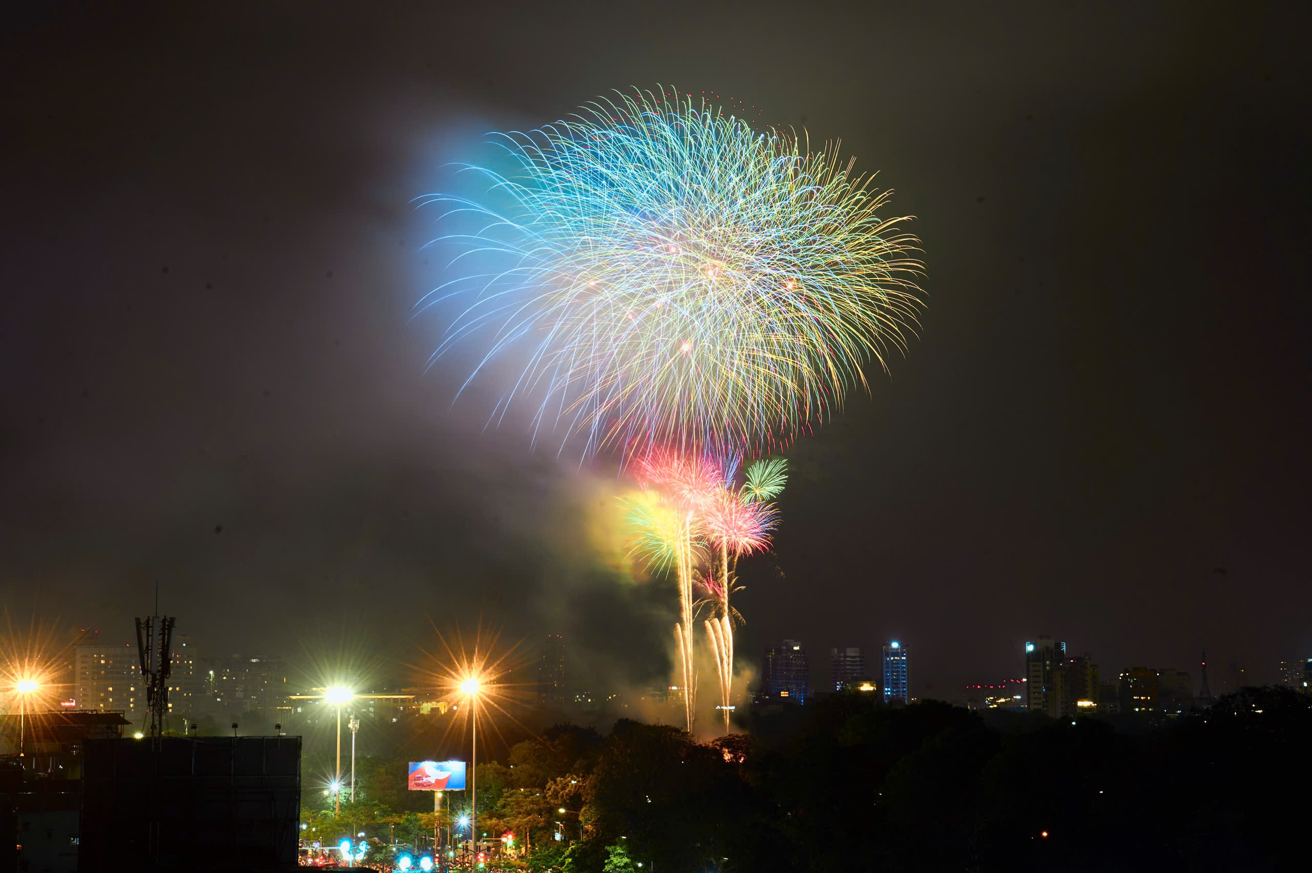 H&agrave;ng ng&agrave;n người d&acirc;n H&agrave; Nội đ&oacute;n giao thừa với ph&aacute;o hoa rực rỡ năm 2026 - Ảnh 14.