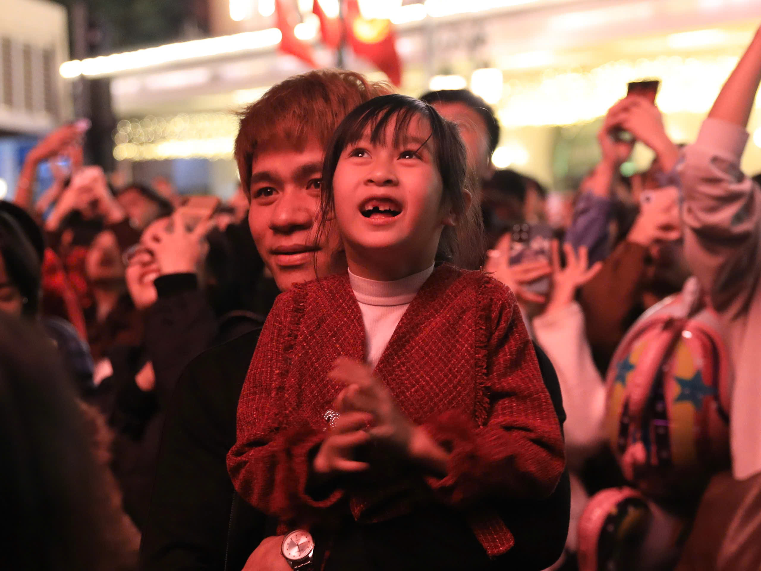 H&agrave;ng ng&agrave;n người d&acirc;n H&agrave; Nội đ&oacute;n giao thừa với ph&aacute;o hoa rực rỡ năm 2026 - Ảnh 16.