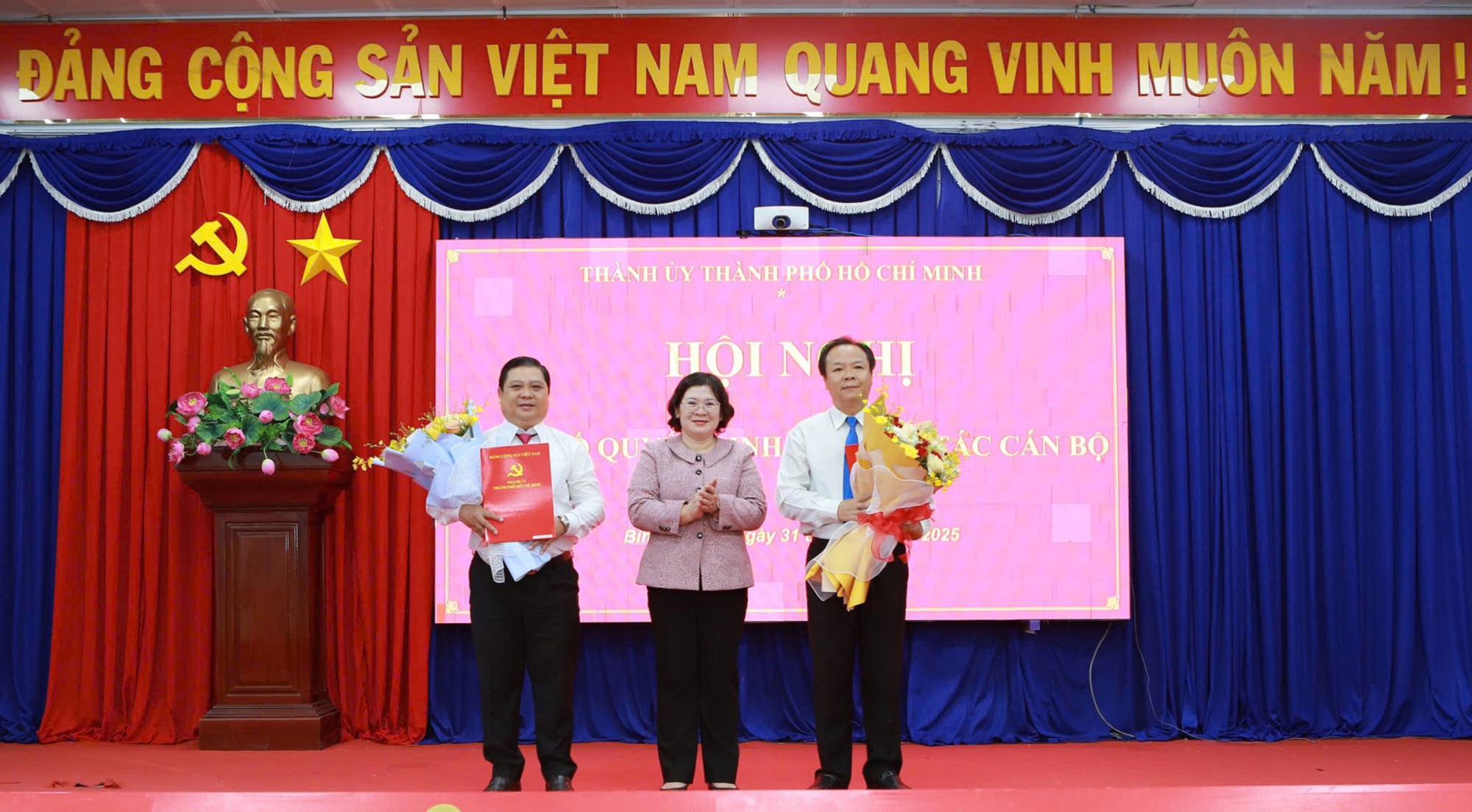 Trao quyết định mới cho Bí thư đảng ủy phường Bình Dương và các phường lân cận - Ảnh 1.