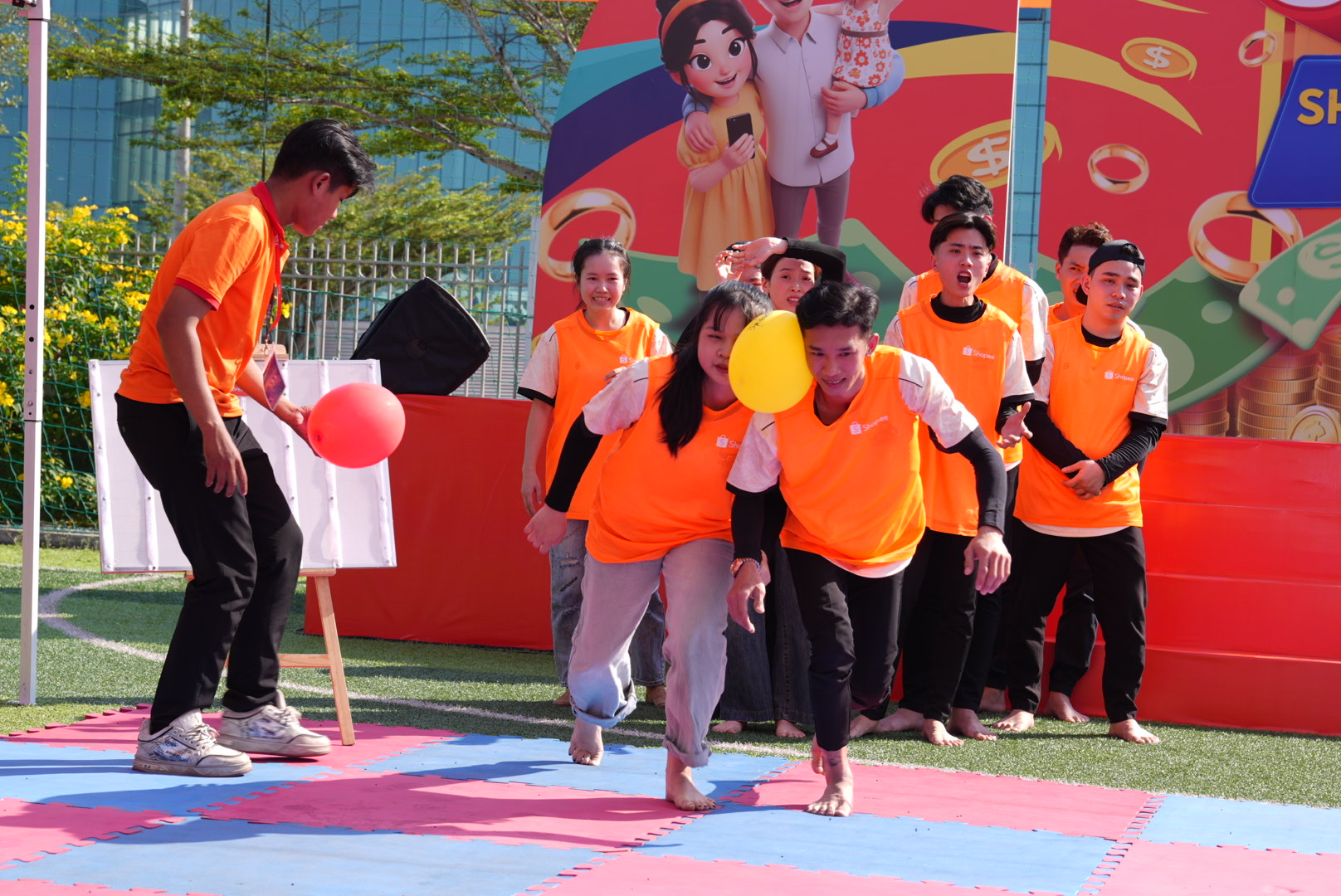 C&ocirc;ng xưởng hạnh ph&uacute;c &ndash; h&igrave;nh 6 tại nh&agrave; m&aacute;y TCL