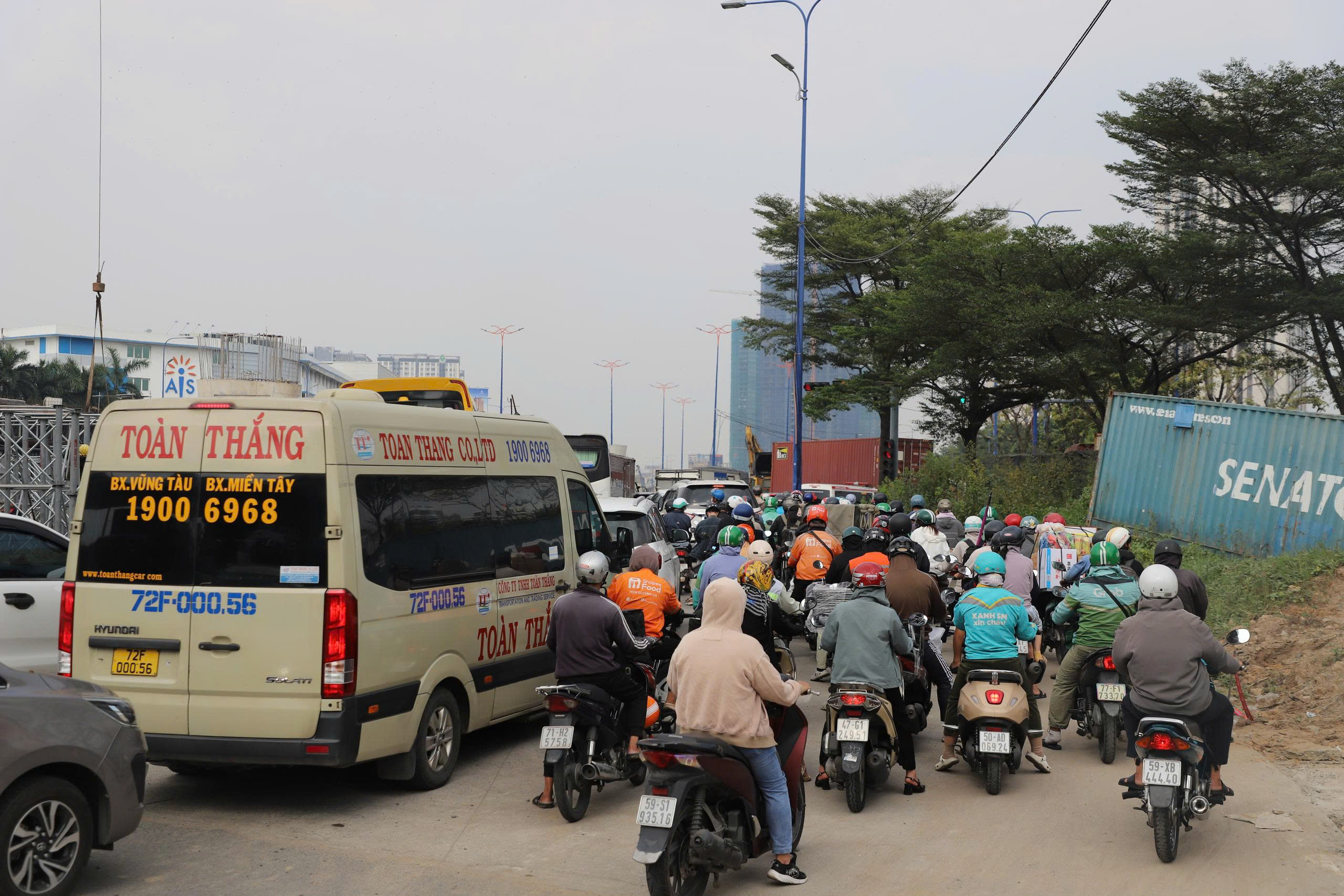 Giao th&ocirc;ng TPHCM &ugrave;n tắc nghi&ecirc;m trọng chiều tối 31 - 12 , người d&acirc;n chờ đợi mệt mỏi - Ảnh 5.