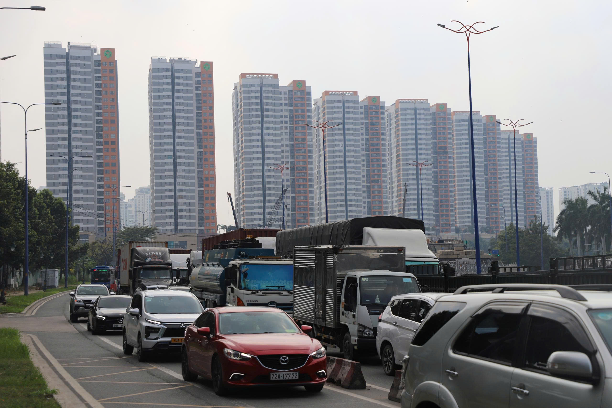 Giao th&ocirc;ng TPHCM &ugrave;n tắc nghi&ecirc;m trọng chiều tối 31 - 12 , người d&acirc;n chờ đợi mệt mỏi - Ảnh 3.