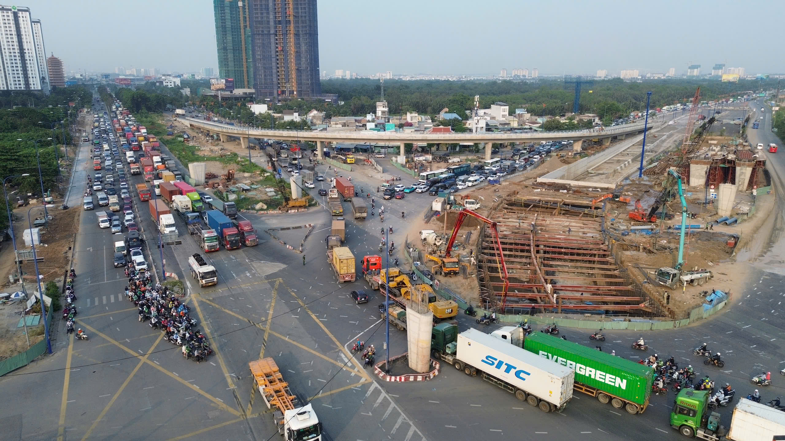 Giao th&ocirc;ng TPHCM &ugrave;n tắc nghi&ecirc;m trọng chiều tối 31 - 12 , người d&acirc;n chờ đợi mệt mỏi - Ảnh 9.