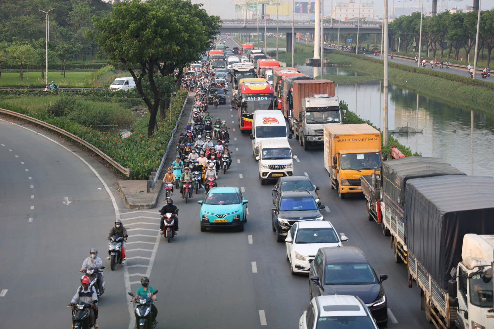 Giao th&ocirc;ng TPHCM &ugrave;n tắc nghi&ecirc;m trọng chiều tối 31 - 12 , người d&acirc;n chờ đợi mệt mỏi - Ảnh 10.