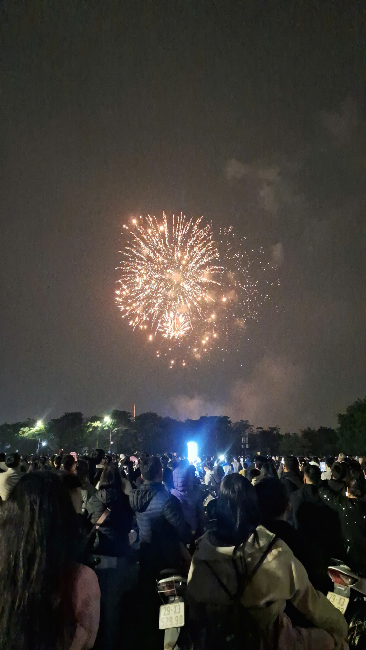 H&agrave;ng ng&agrave;n người d&acirc;n H&agrave; Nội đ&oacute;n giao thừa với ph&aacute;o hoa rực rỡ năm 2026 - Ảnh 10.