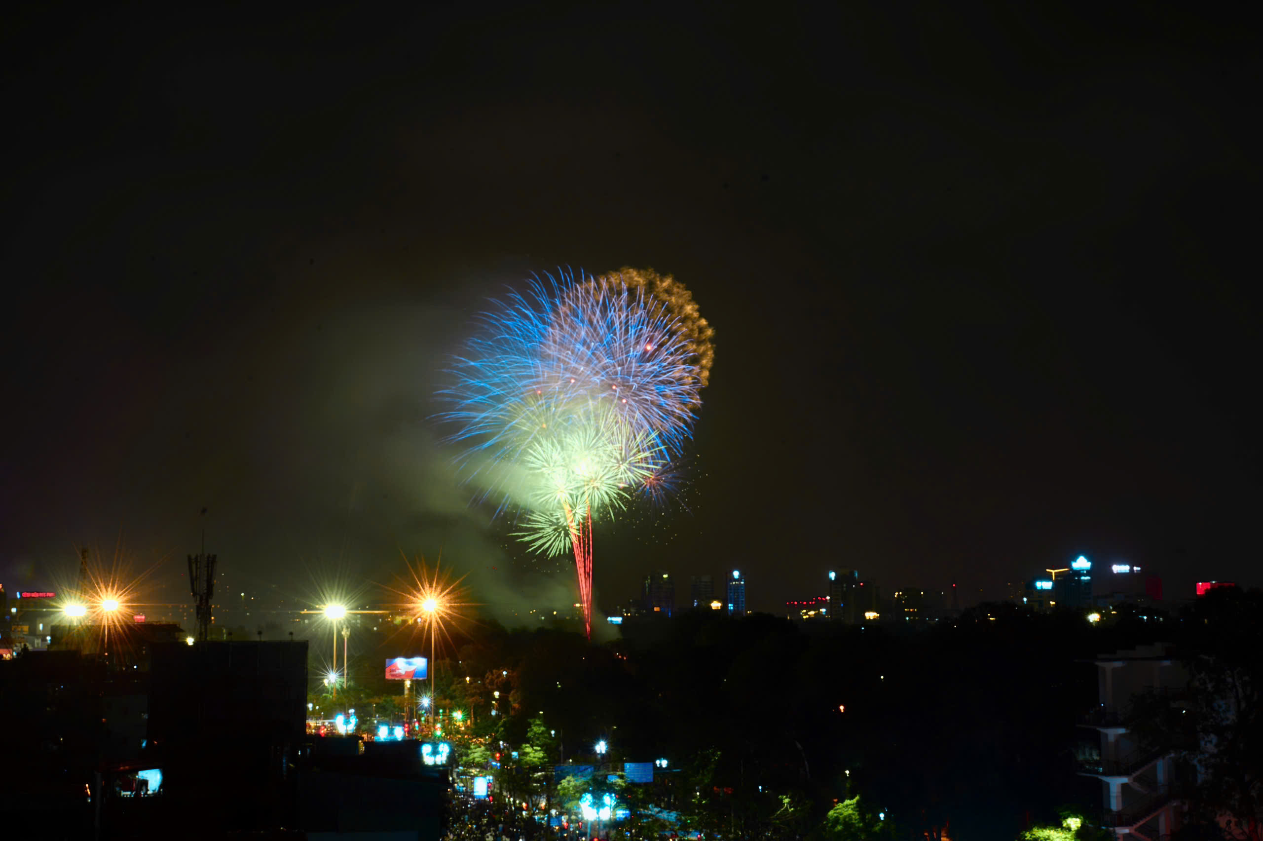 H&agrave;ng ng&agrave;n người d&acirc;n H&agrave; Nội đ&oacute;n giao thừa với ph&aacute;o hoa rực rỡ năm 2026 - Ảnh 13.