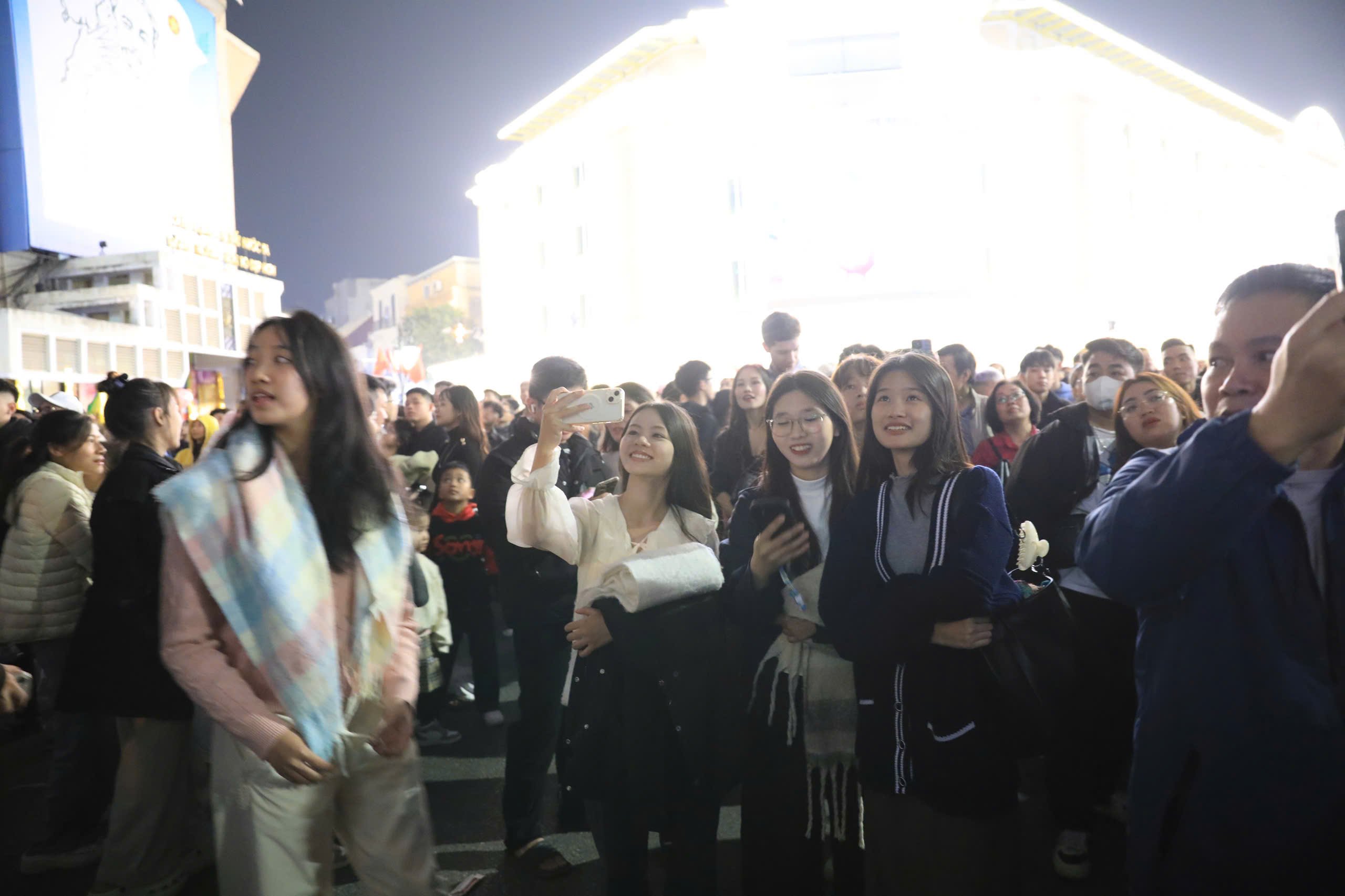 H&agrave;ng ng&agrave;n người d&acirc;n H&agrave; Nội đ&oacute;n giao thừa với ph&aacute;o hoa rực rỡ năm 2026 - Ảnh 15.