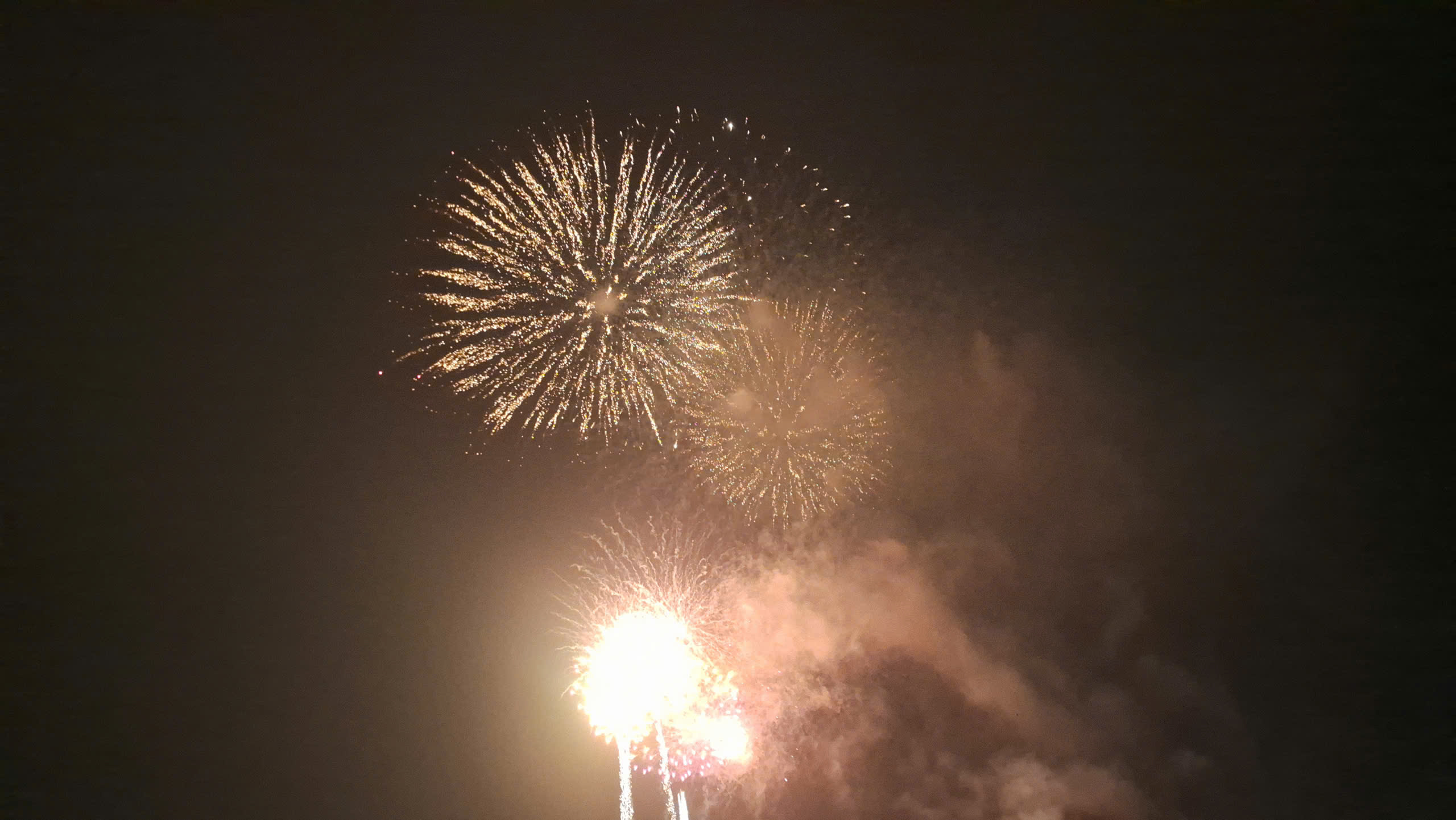 H&agrave;ng ng&agrave;n người d&acirc;n H&agrave; Nội đ&oacute;n giao thừa với ph&aacute;o hoa rực rỡ năm 2026 - Ảnh 11.