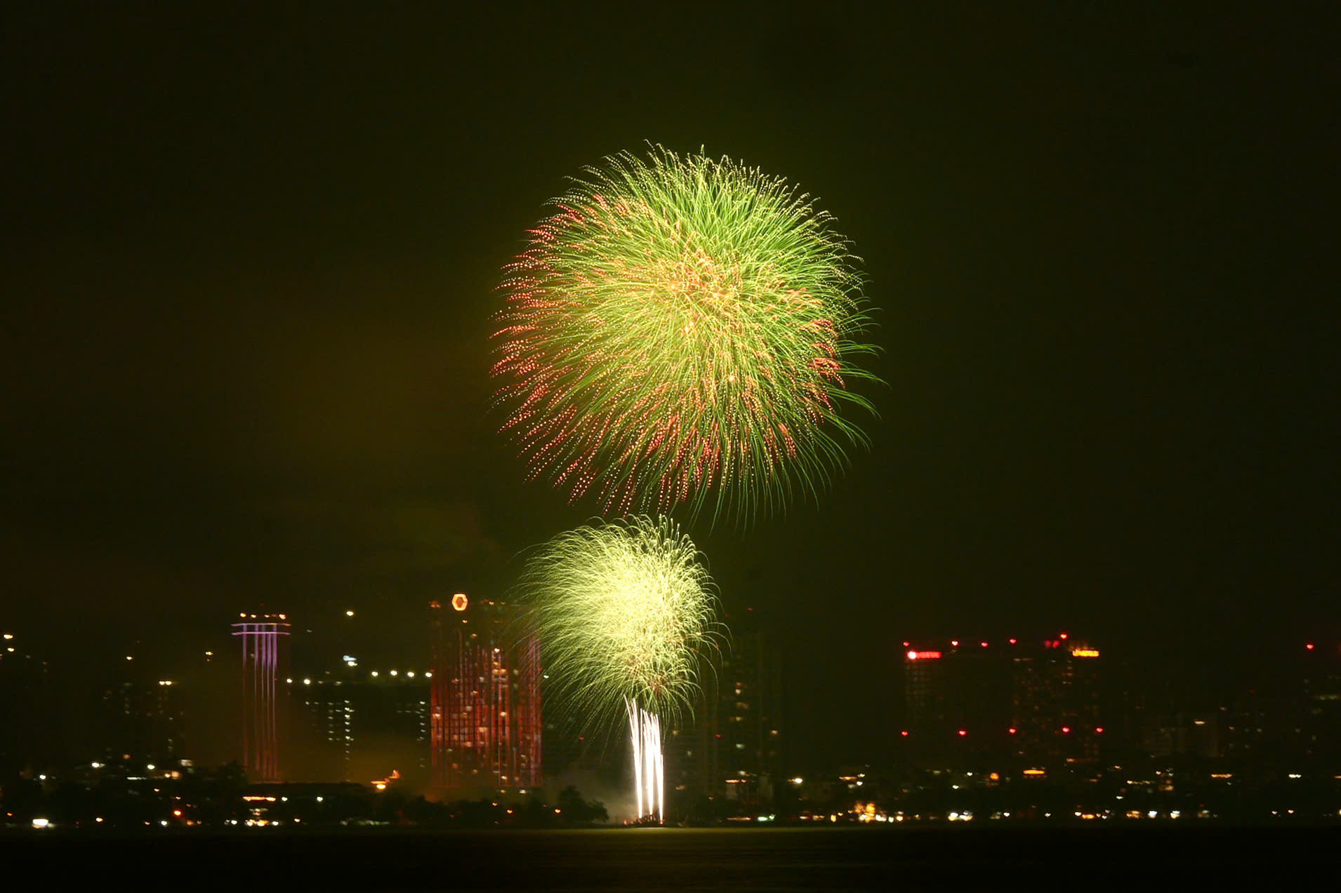 H&agrave;ng ng&agrave;n người d&acirc;n H&agrave; Nội đ&oacute;n giao thừa với ph&aacute;o hoa rực rỡ năm 2026 - Ảnh 12.