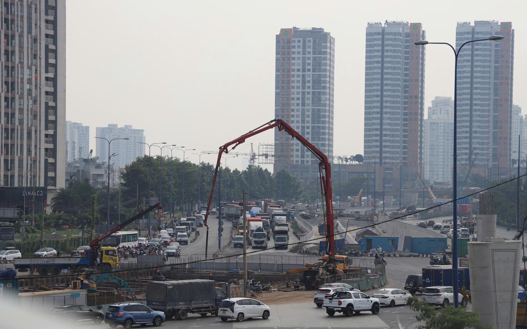 Dòng người ùn ùn rời TPHCM trước Tết Dương lịch - Ảnh 2.