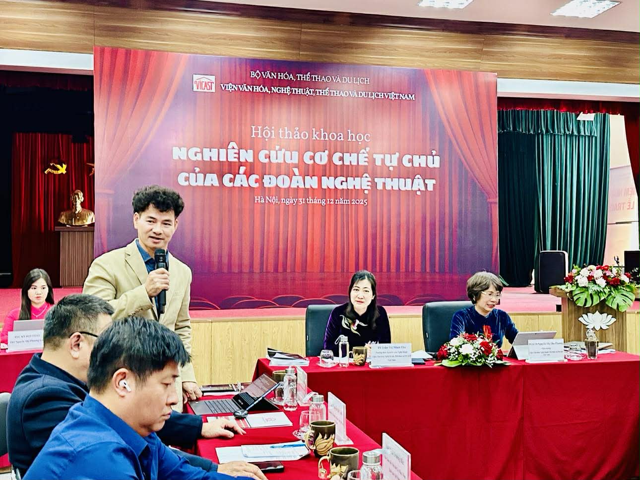 NSND Xuân Bắc: Không thể để các đơn vị nghệ thuật cấp quốc gia "tự bơi" - Ảnh 1.