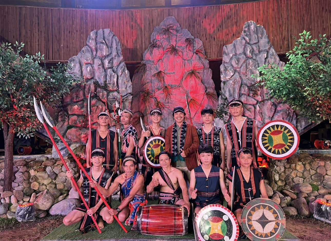 TS NSƯT Hoàng Duẩn dốc sức với "Miền ký ức Cơ Tu" chào đón năm 2026 - Ảnh 4.