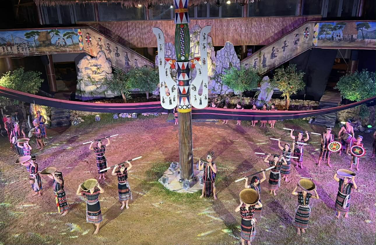 TS NSƯT Hoàng Duẩn dốc sức với "Miền ký ức Cơ Tu" chào đón năm 2026 - Ảnh 2.