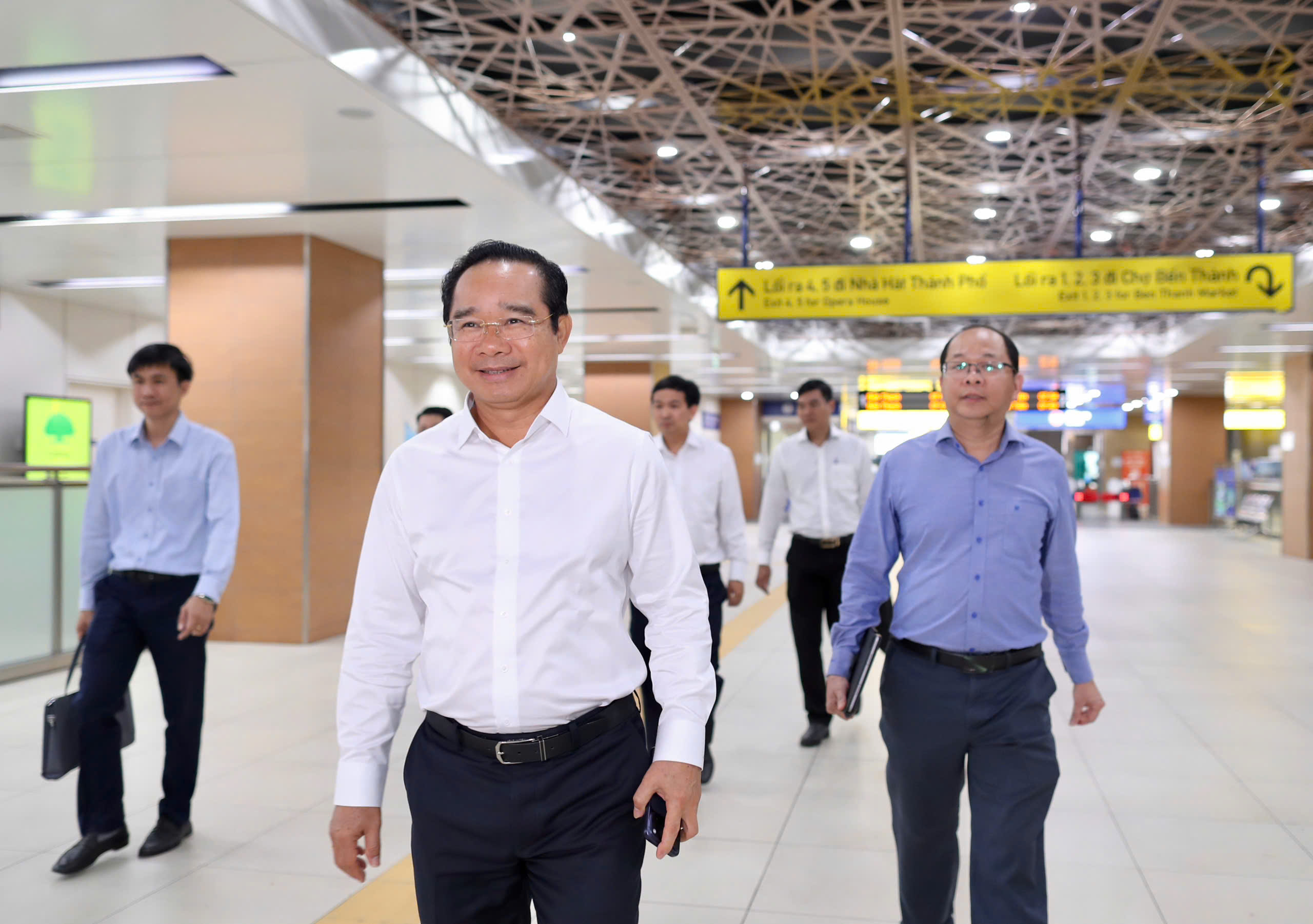 Chủ tịch UBND TPHCM đi t&agrave;u Metro đến dự Lễ ra mắt Trung t&acirc;m Phục vụ h&agrave;nh ch&iacute;nh c&ocirc;ng th&agrave;nh phố - Ảnh 1.