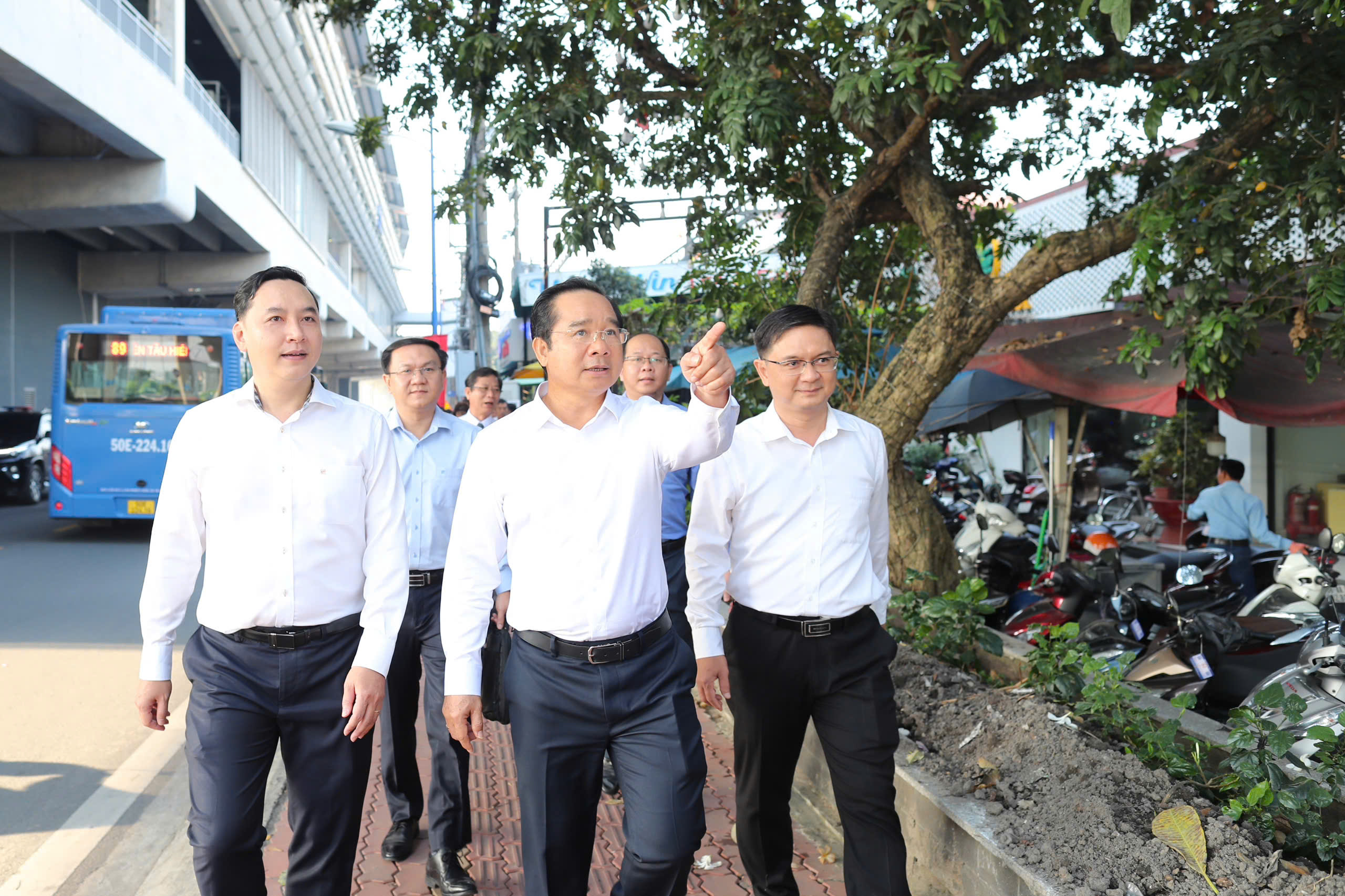 Chủ tịch UBND TPHCM đi t&agrave;u Metro đến dự Lễ ra mắt Trung t&acirc;m Phục vụ h&agrave;nh ch&iacute;nh c&ocirc;ng th&agrave;nh phố - Ảnh 3.