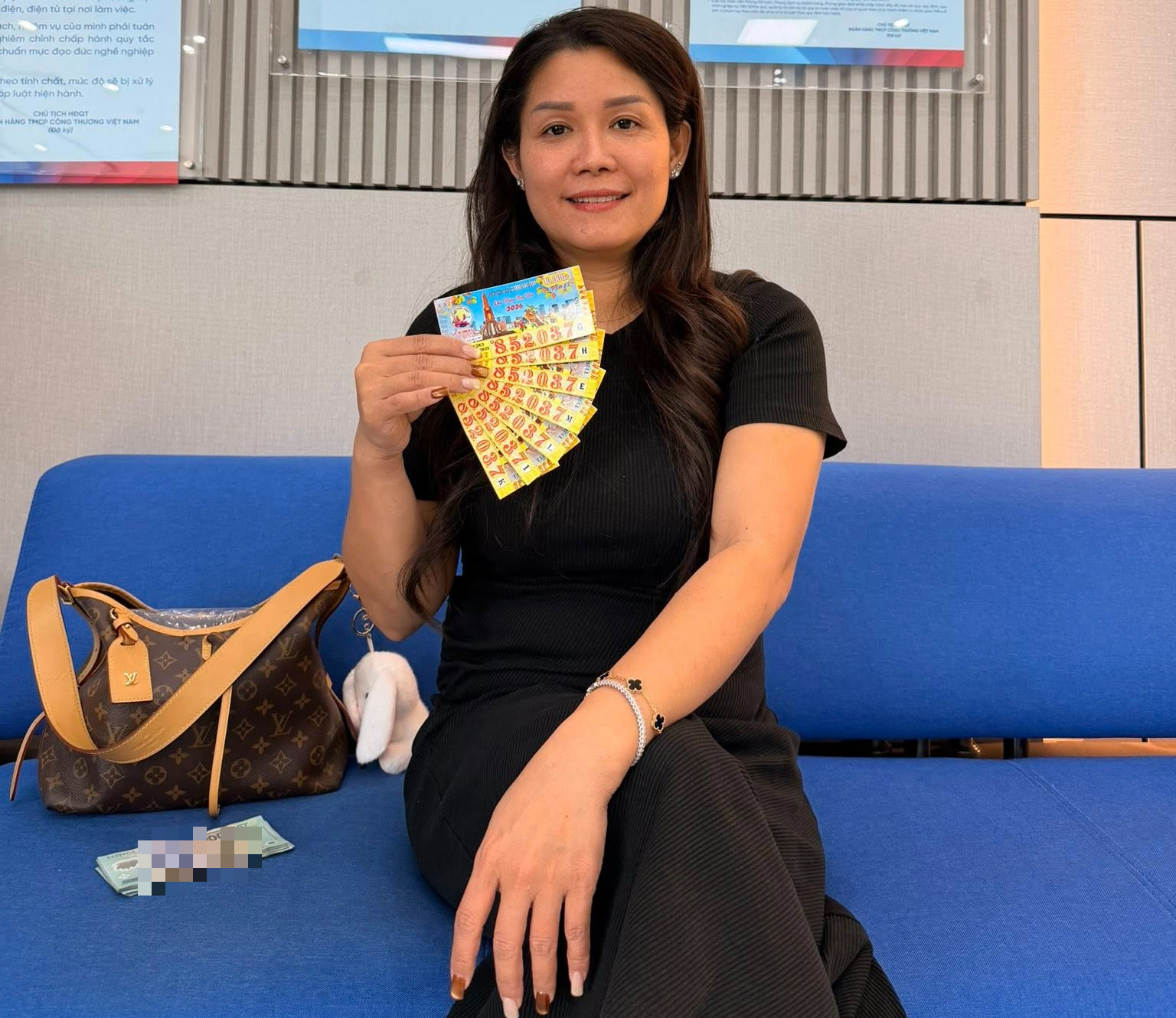 Xổ số miền Nam: Nhiều người đổ xô đến đại lý đổi giải độc đắc cuối năm - Ảnh 1.