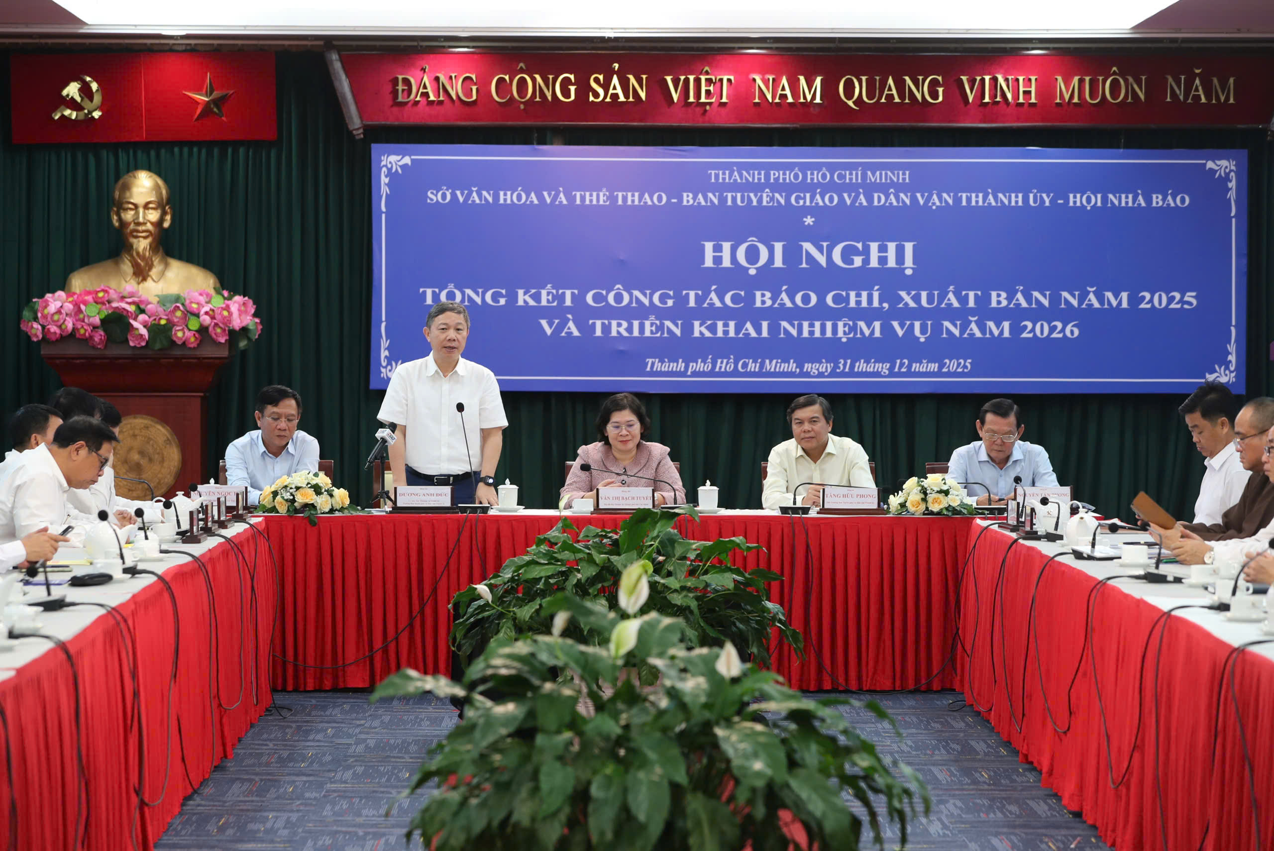 L&atilde;nh đạo Th&agrave;nh ủy chia sẻ với b&aacute;o ch&iacute; TP HCM trước "nỗi lo s&aacute;p nhập" - Ảnh 2.