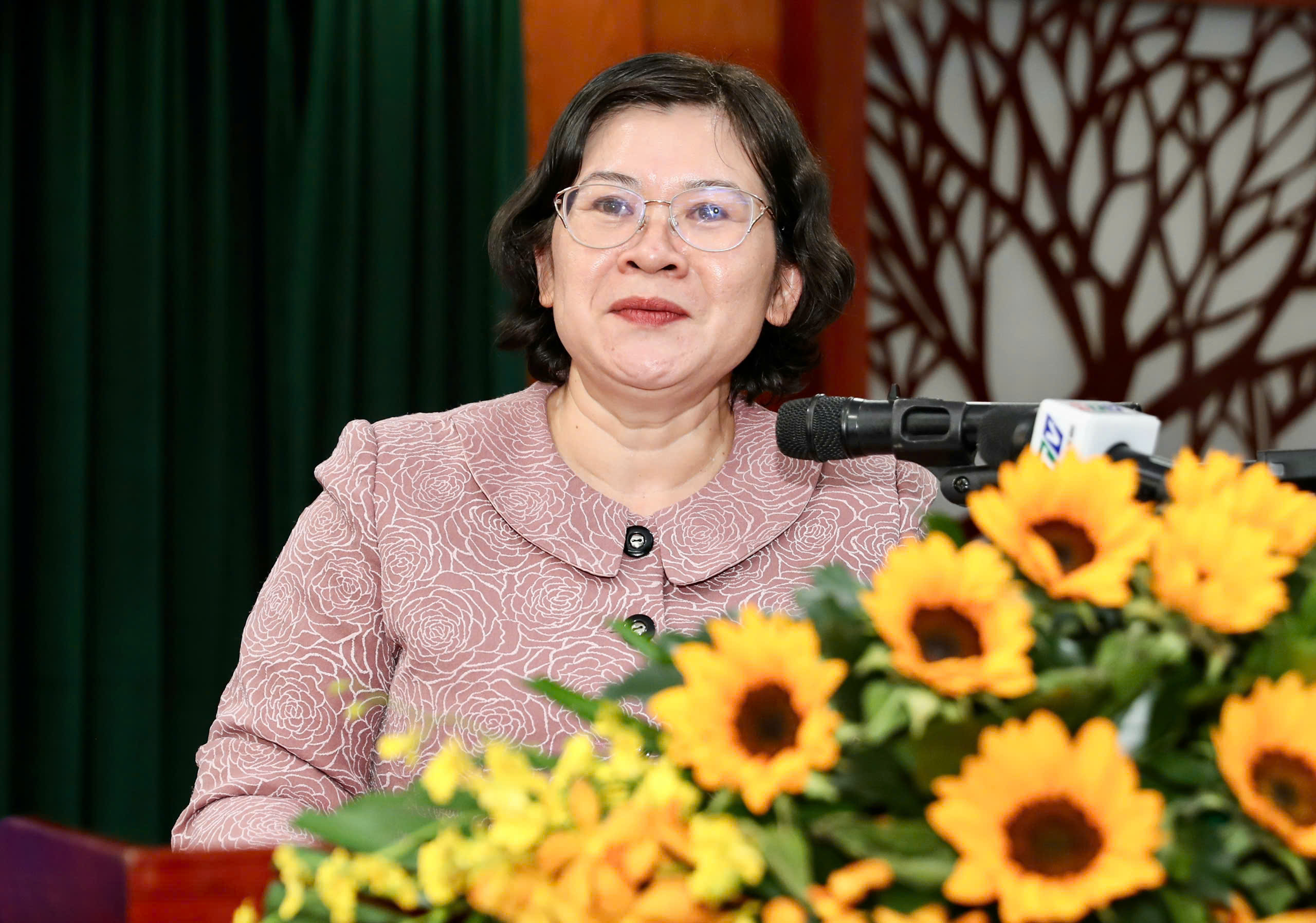 L&atilde;nh đạo Th&agrave;nh ủy chia sẻ với b&aacute;o ch&iacute; TP HCM trước "nỗi lo s&aacute;p nhập" - Ảnh 1.