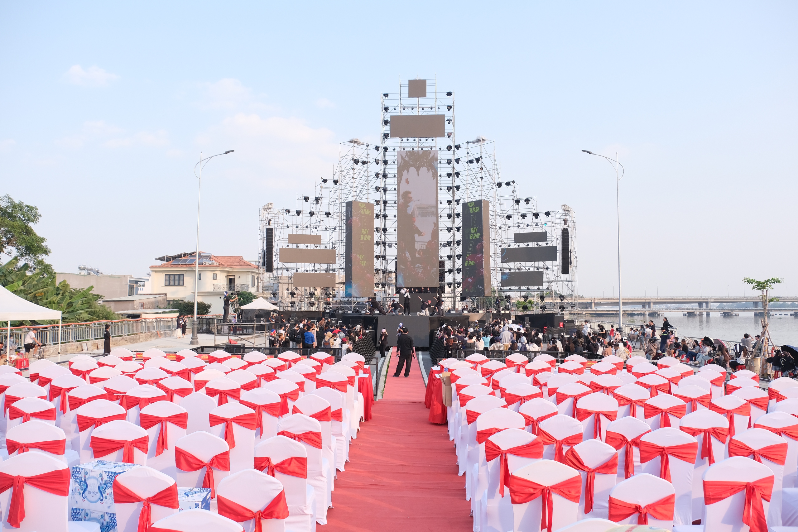 VIDEO: Sinh vi&ecirc;n trẻ "vẽ" &aacute;nh s&aacute;ng nghệ thuật trong đ&ecirc;m giao thừa  - Ảnh 1.