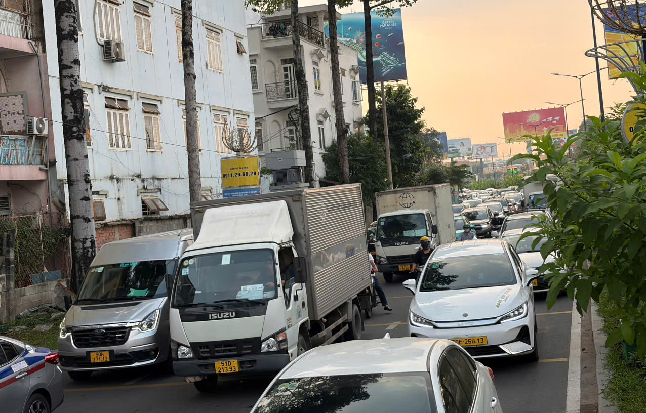 Giao th&ocirc;ng TPHCM &ugrave;n tắc nghi&ecirc;m trọng chiều tối 31 - 12 , người d&acirc;n chờ đợi mệt mỏi - Ảnh 12.