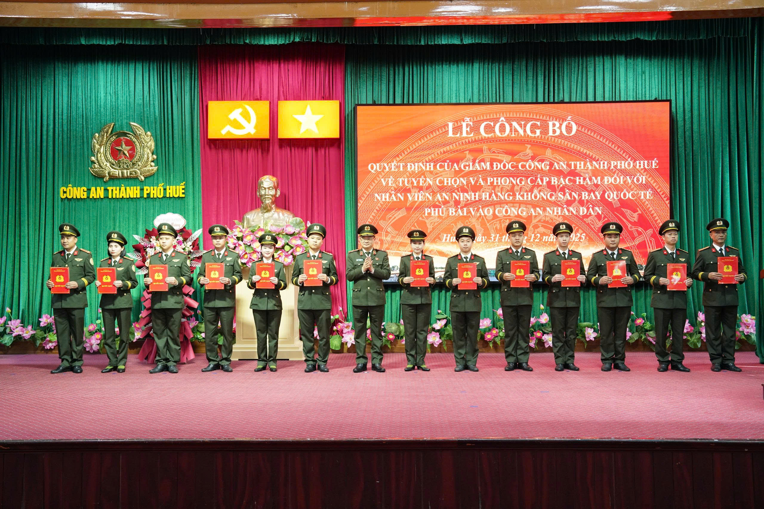 58 Nhân viên an ninh hàng không được vào lực lượng Công an nhân dân tại Huế - Ảnh 2.