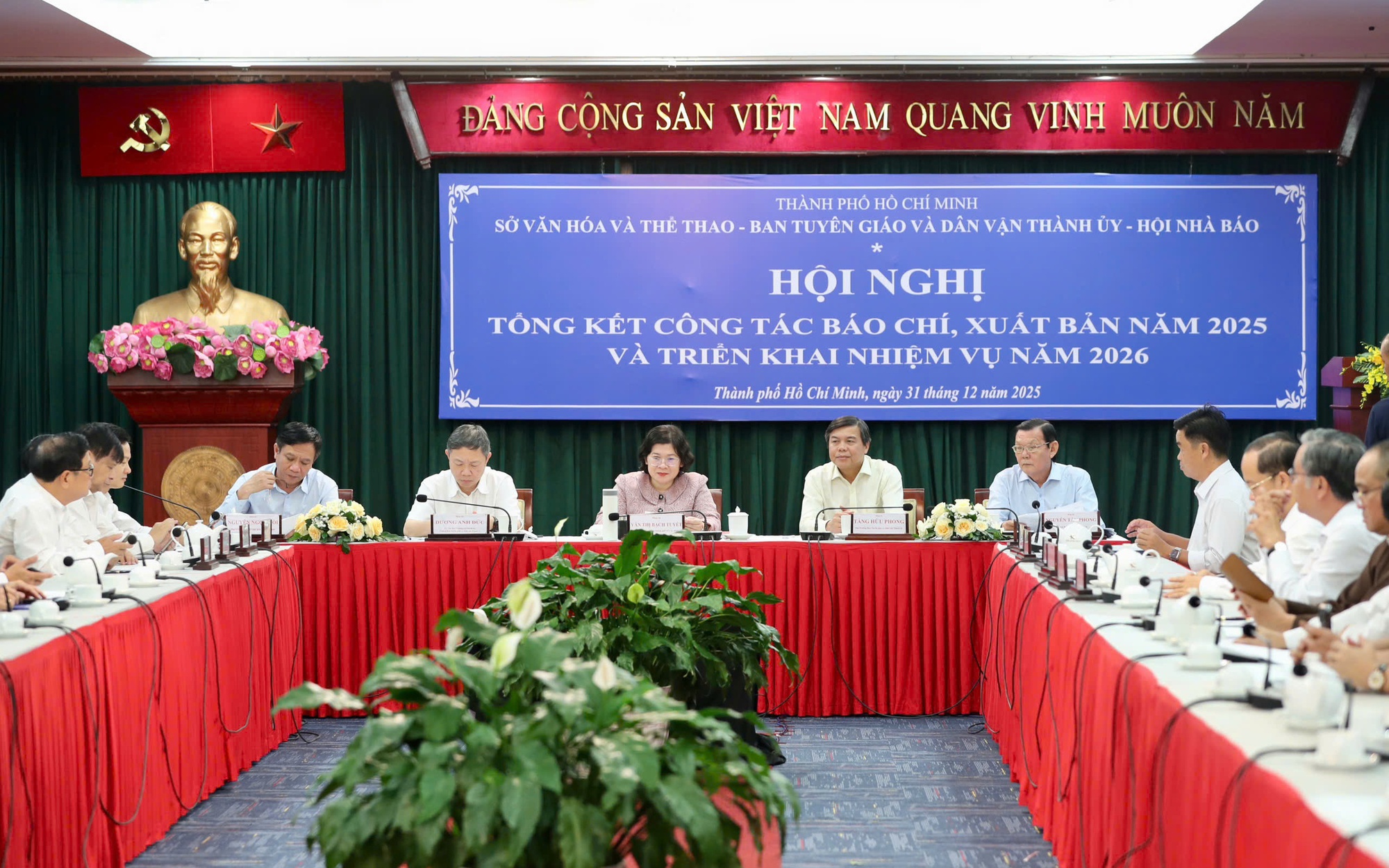 L&atilde;nh đạo Th&agrave;nh ủy chia sẻ với b&aacute;o ch&iacute; TP HCM trước "nỗi lo s&aacute;p nhập" - Ảnh 6.