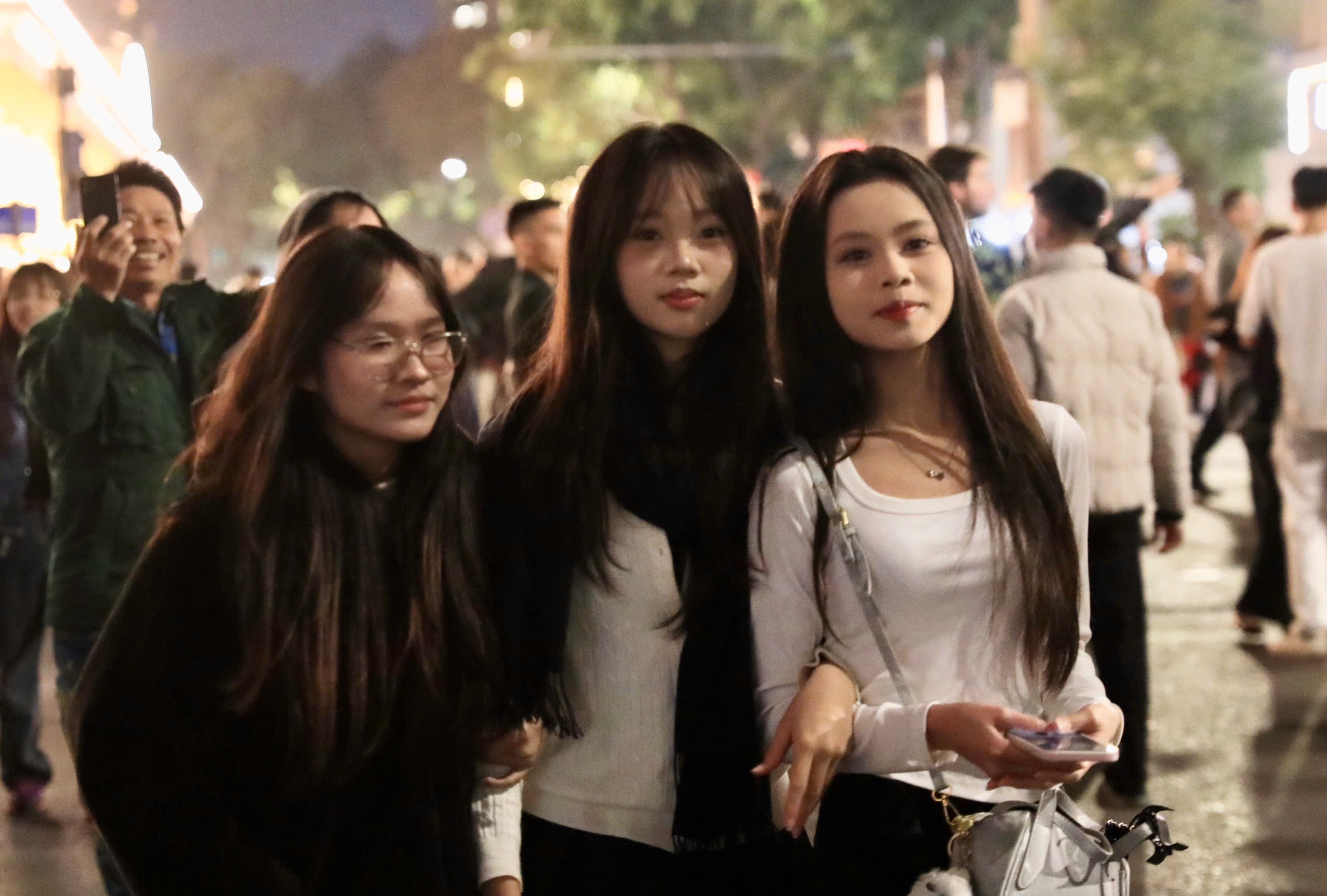 H&agrave;ng ng&agrave;n người d&acirc;n H&agrave; Nội đ&oacute;n giao thừa với ph&aacute;o hoa rực rỡ năm 2026 - Ảnh 7.