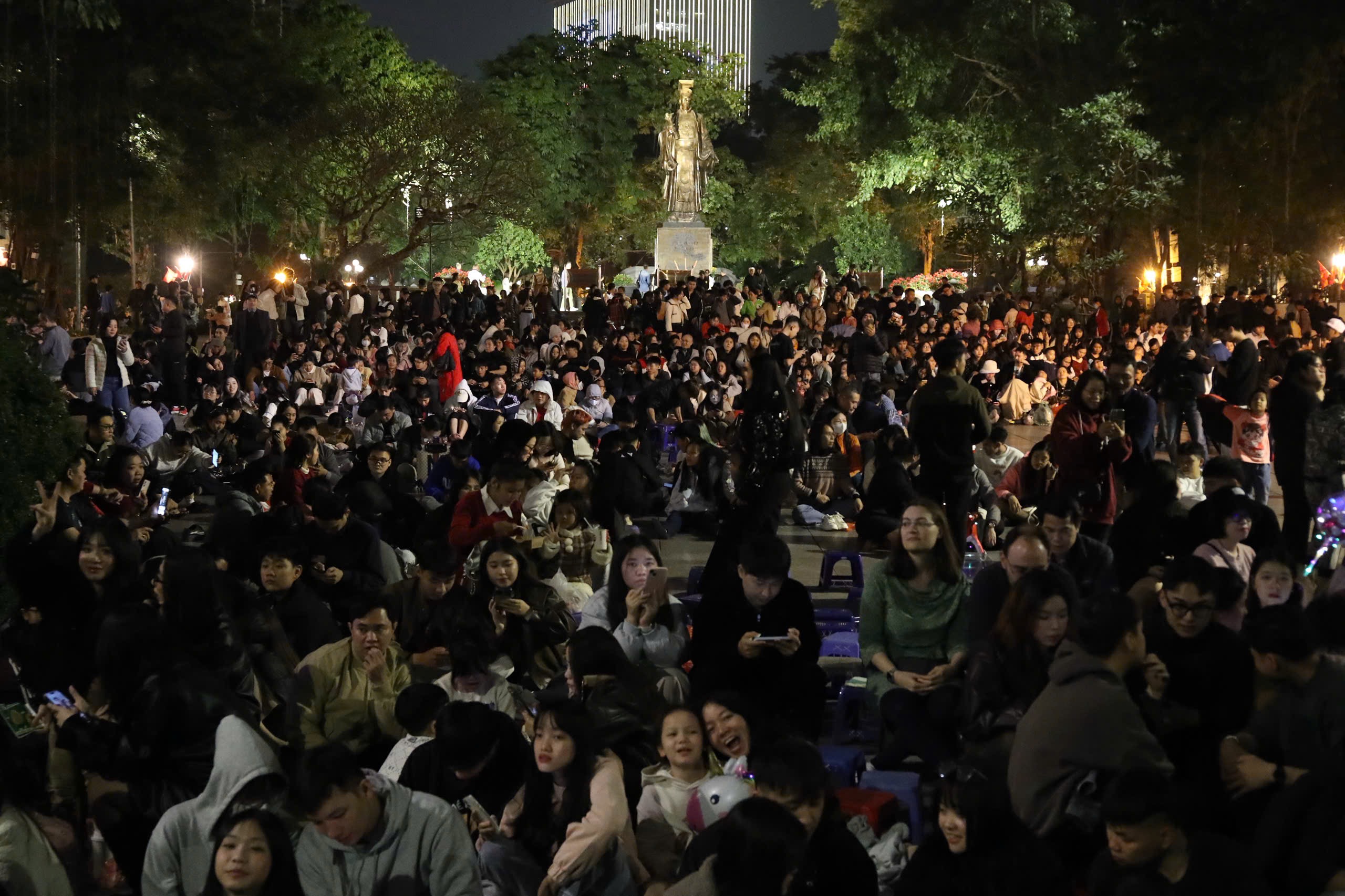 H&agrave;ng ng&agrave;n người d&acirc;n H&agrave; Nội đ&oacute;n giao thừa với ph&aacute;o hoa rực rỡ năm 2026 - Ảnh 2.