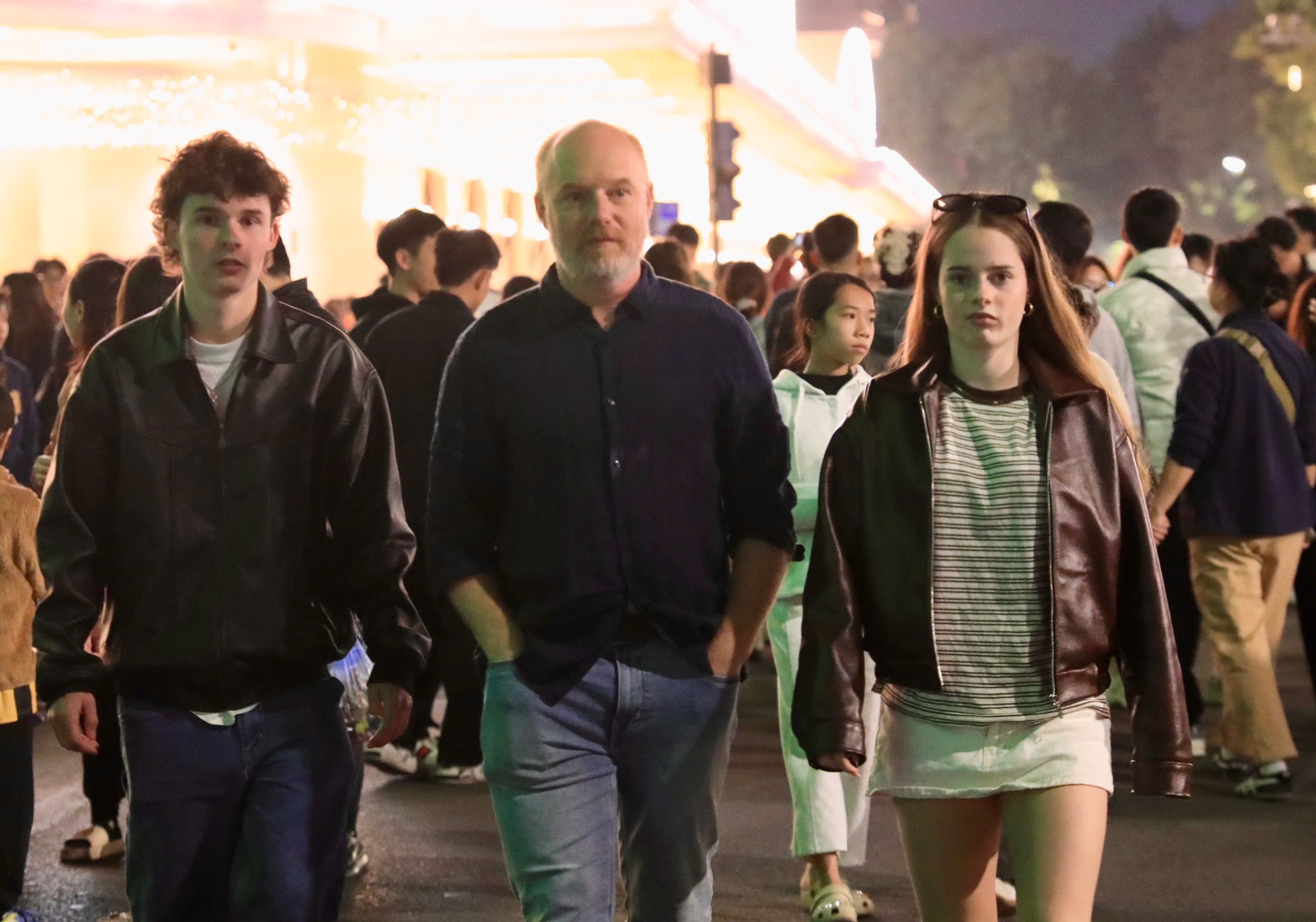 H&agrave;ng ng&agrave;n người d&acirc;n H&agrave; Nội đ&oacute;n giao thừa với ph&aacute;o hoa rực rỡ năm 2026 - Ảnh 6.