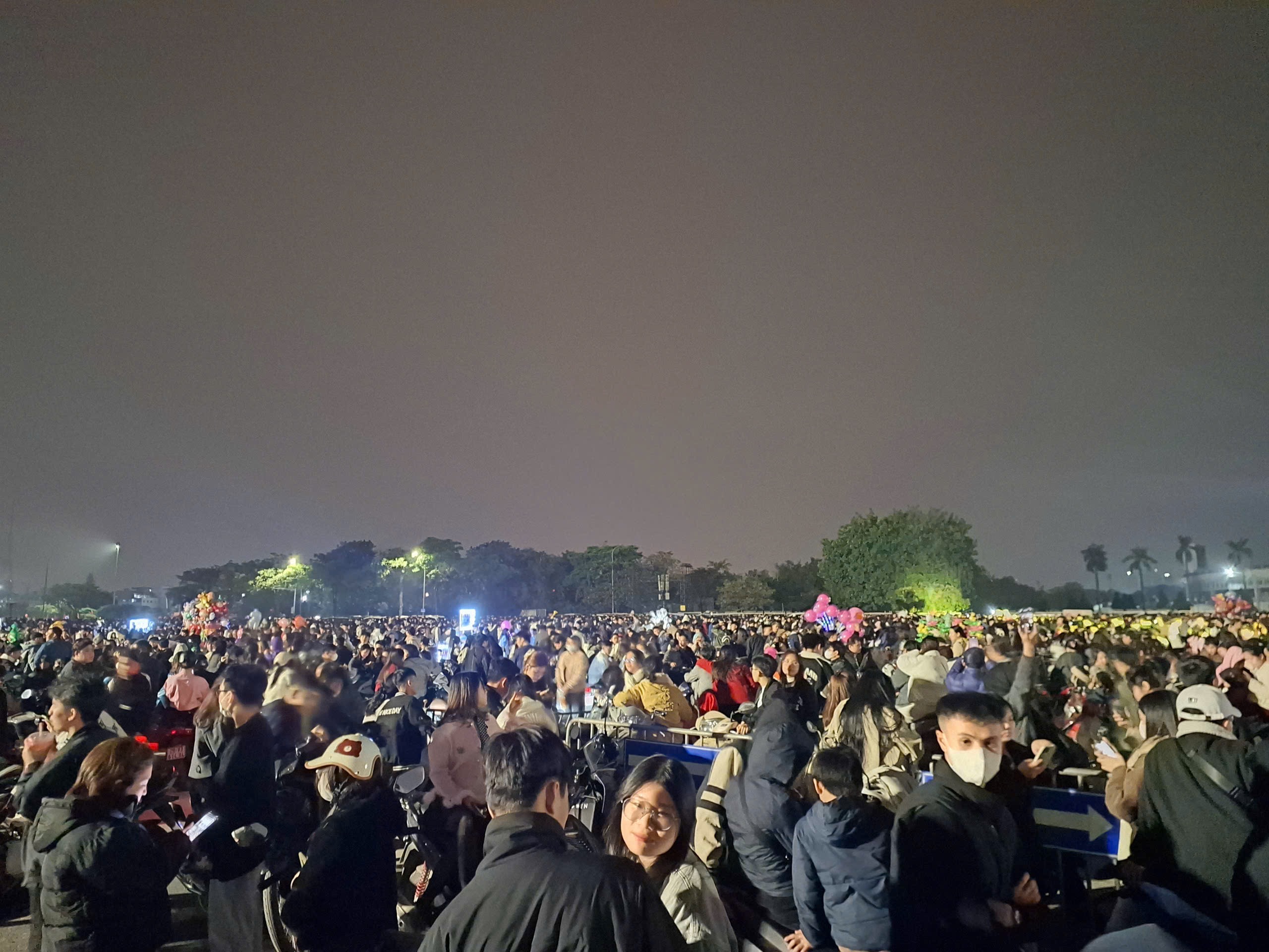 H&agrave;ng ng&agrave;n người d&acirc;n H&agrave; Nội đ&oacute;n giao thừa với ph&aacute;o hoa rực rỡ năm 2026 - Ảnh 9.