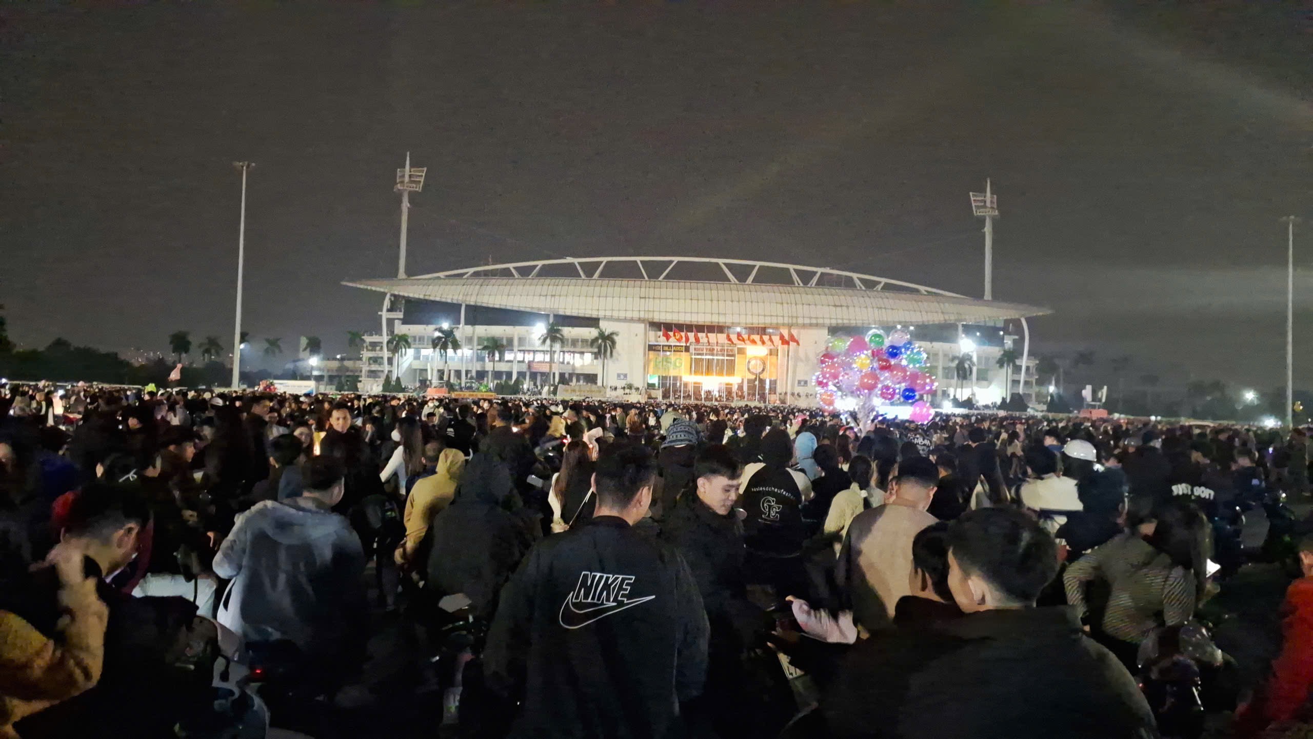 H&agrave;ng ng&agrave;n người d&acirc;n H&agrave; Nội đ&oacute;n giao thừa với ph&aacute;o hoa rực rỡ năm 2026 - Ảnh 8.