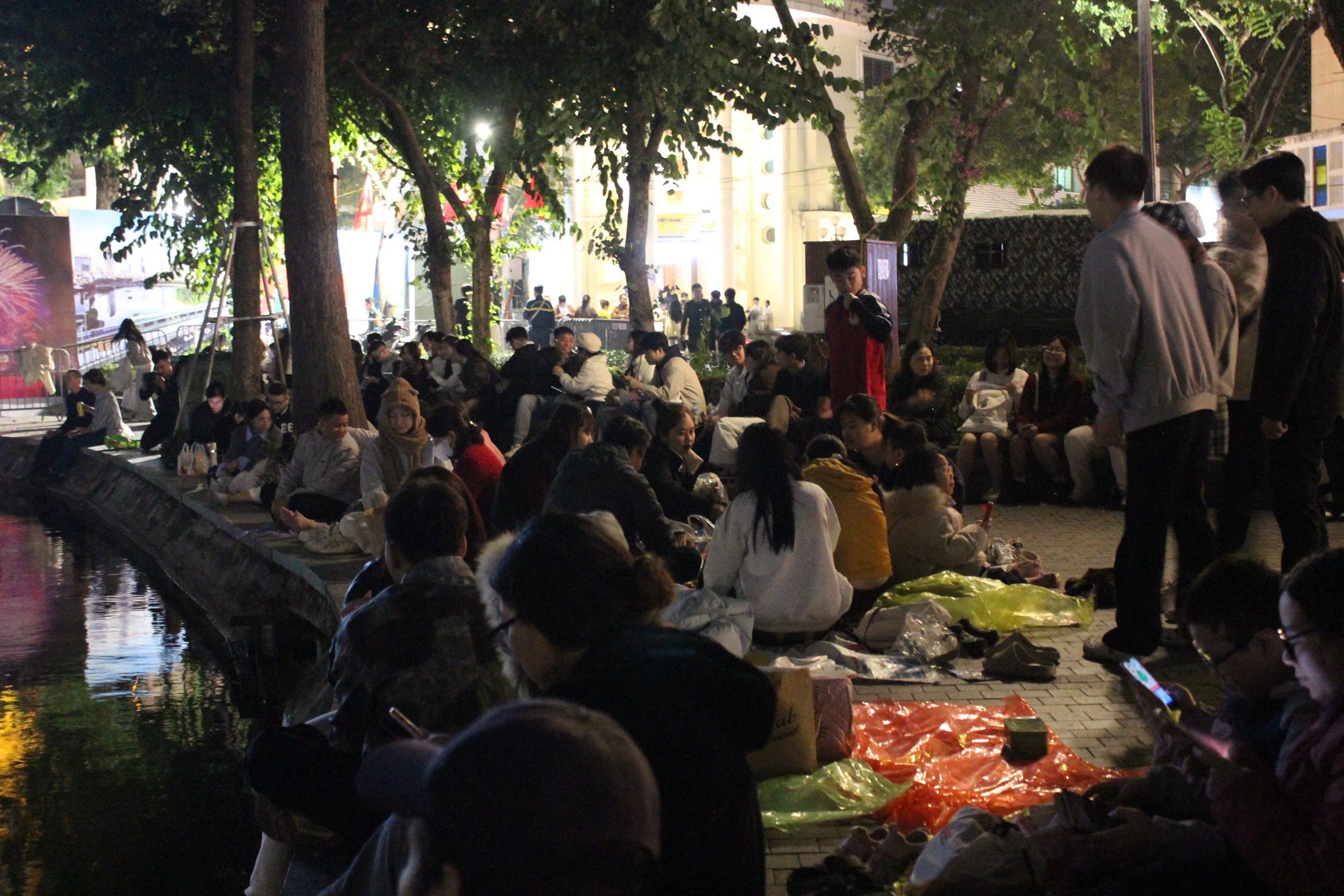 H&agrave;ng ng&agrave;n người d&acirc;n H&agrave; Nội đ&oacute;n giao thừa với ph&aacute;o hoa rực rỡ năm 2026 - Ảnh 4.