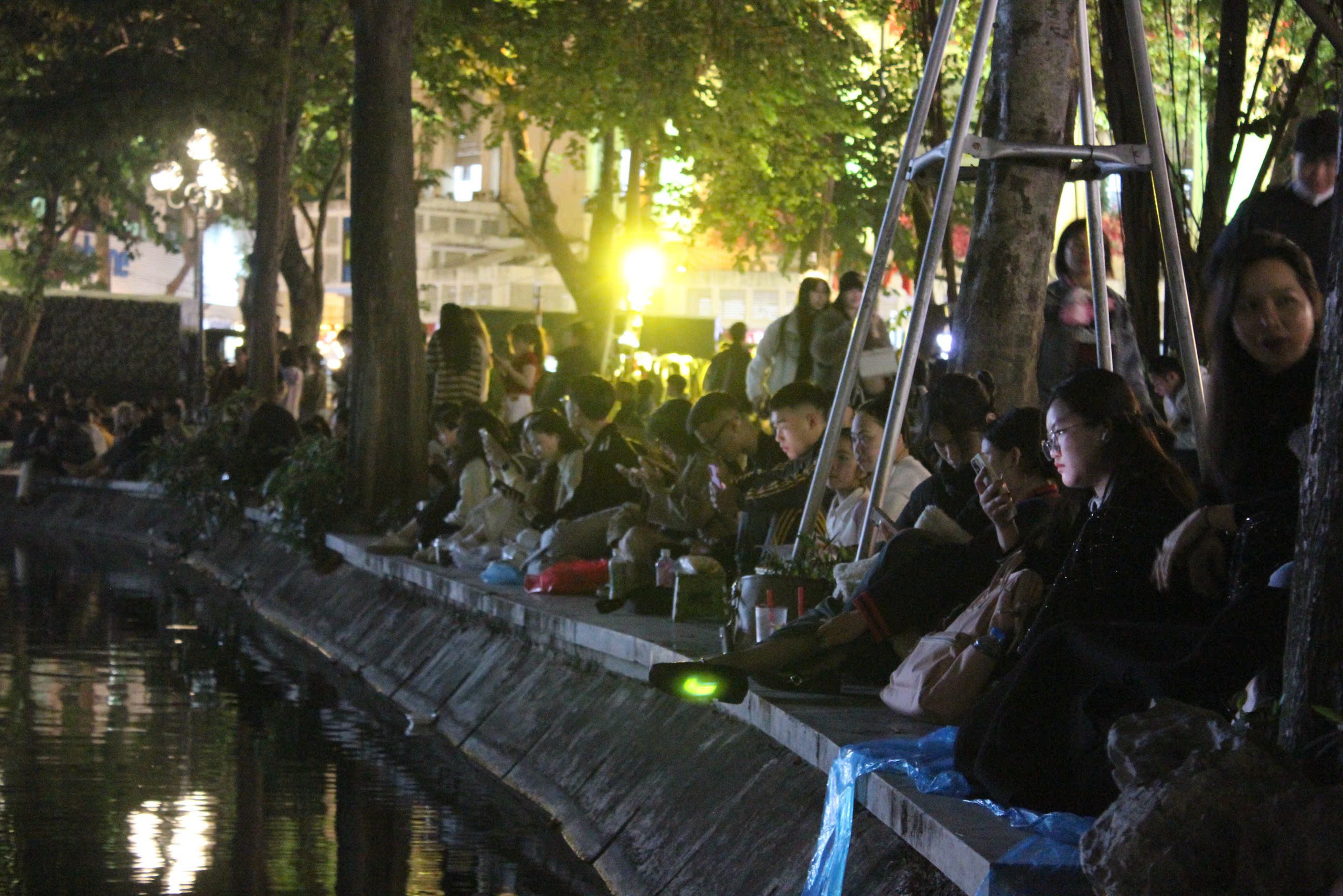 H&agrave;ng ng&agrave;n người d&acirc;n H&agrave; Nội đ&oacute;n giao thừa với ph&aacute;o hoa rực rỡ năm 2026 - Ảnh 5.